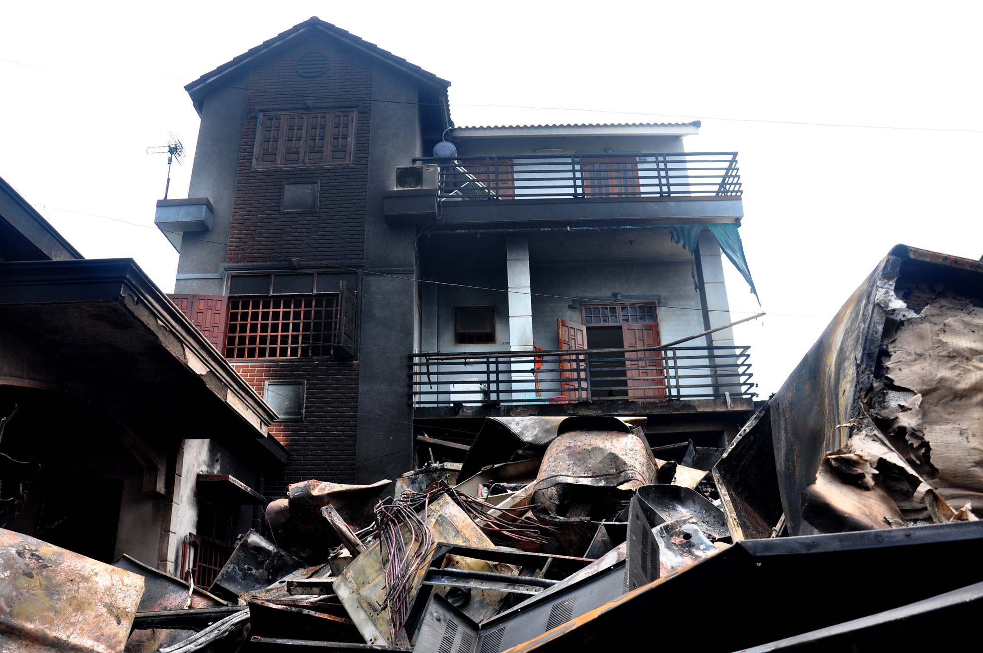 Cua hang dien tu lon nhat Quang Ngai 'chay nhu phim kinh di' hinh anh