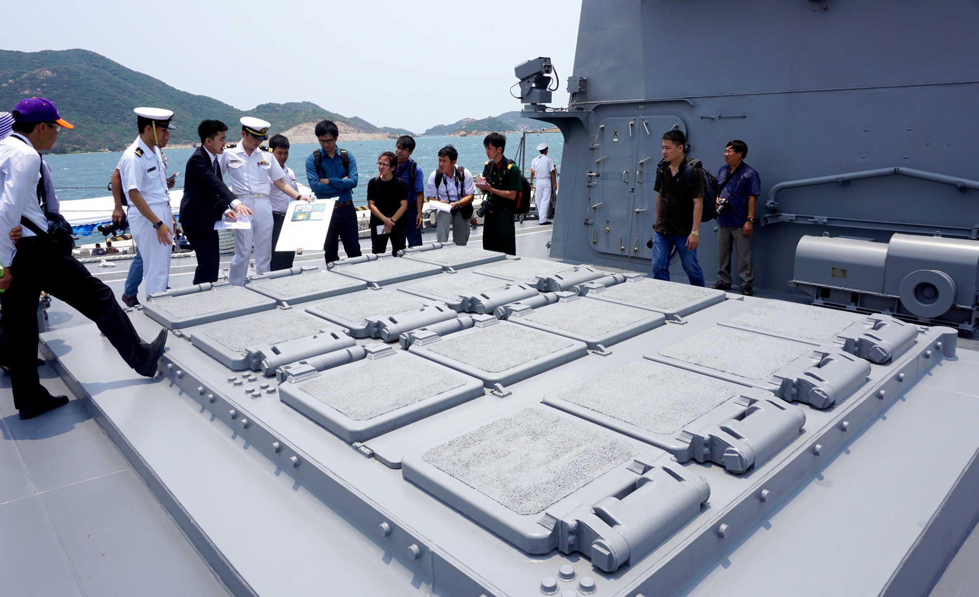 Chiến hạm, Lực lượng Tự vệ Nhật Bản, Cảng quốc tế Cam Ranh, Khánh Hòa ảnh 6 Chien ham, Luc luong Tu ve Nhat Ban, Cang quoc te Cam Ranh, Khanh Hoa anh 6