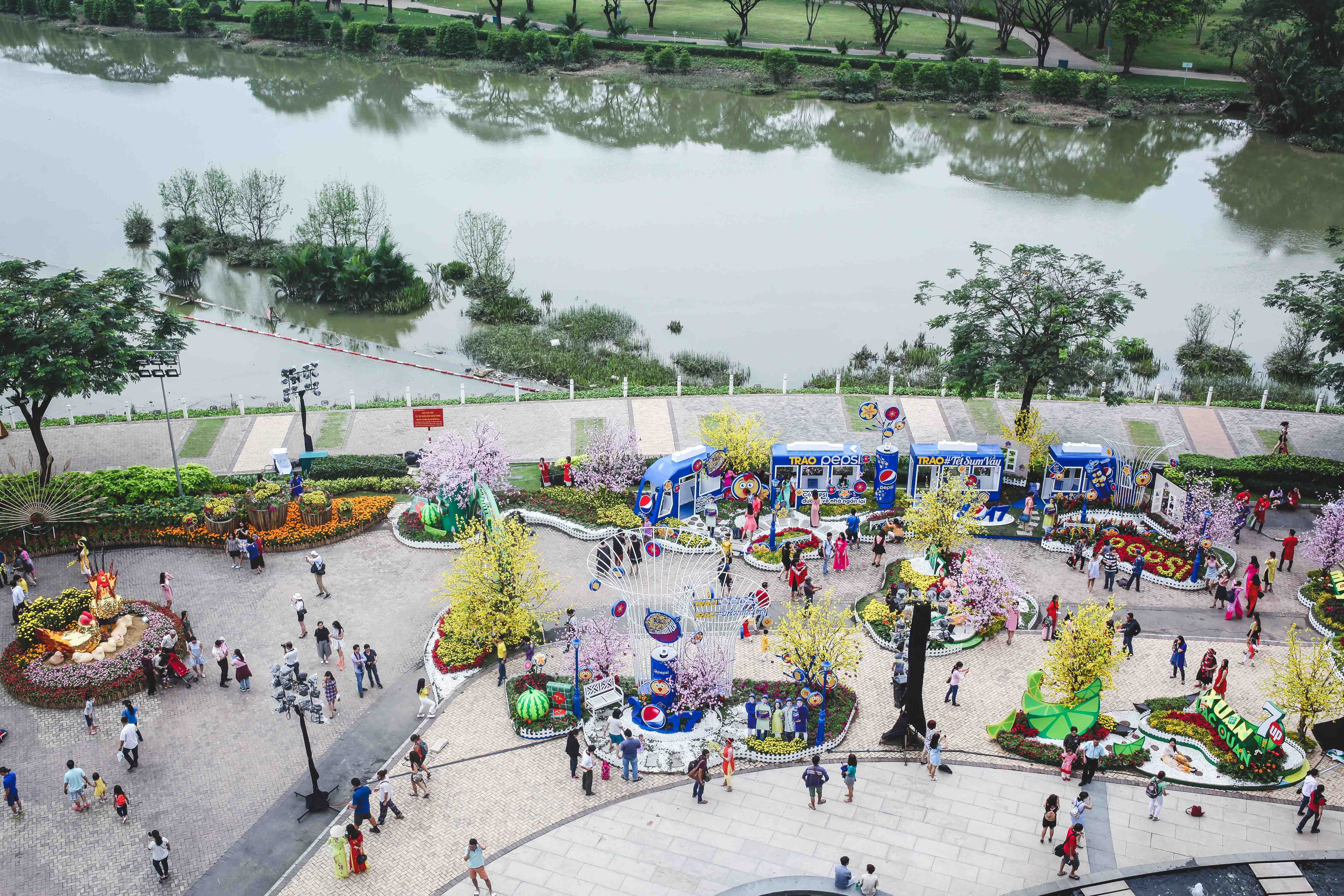 Hoi hoa xuan o pho nha giau Phu My Hung anh 1