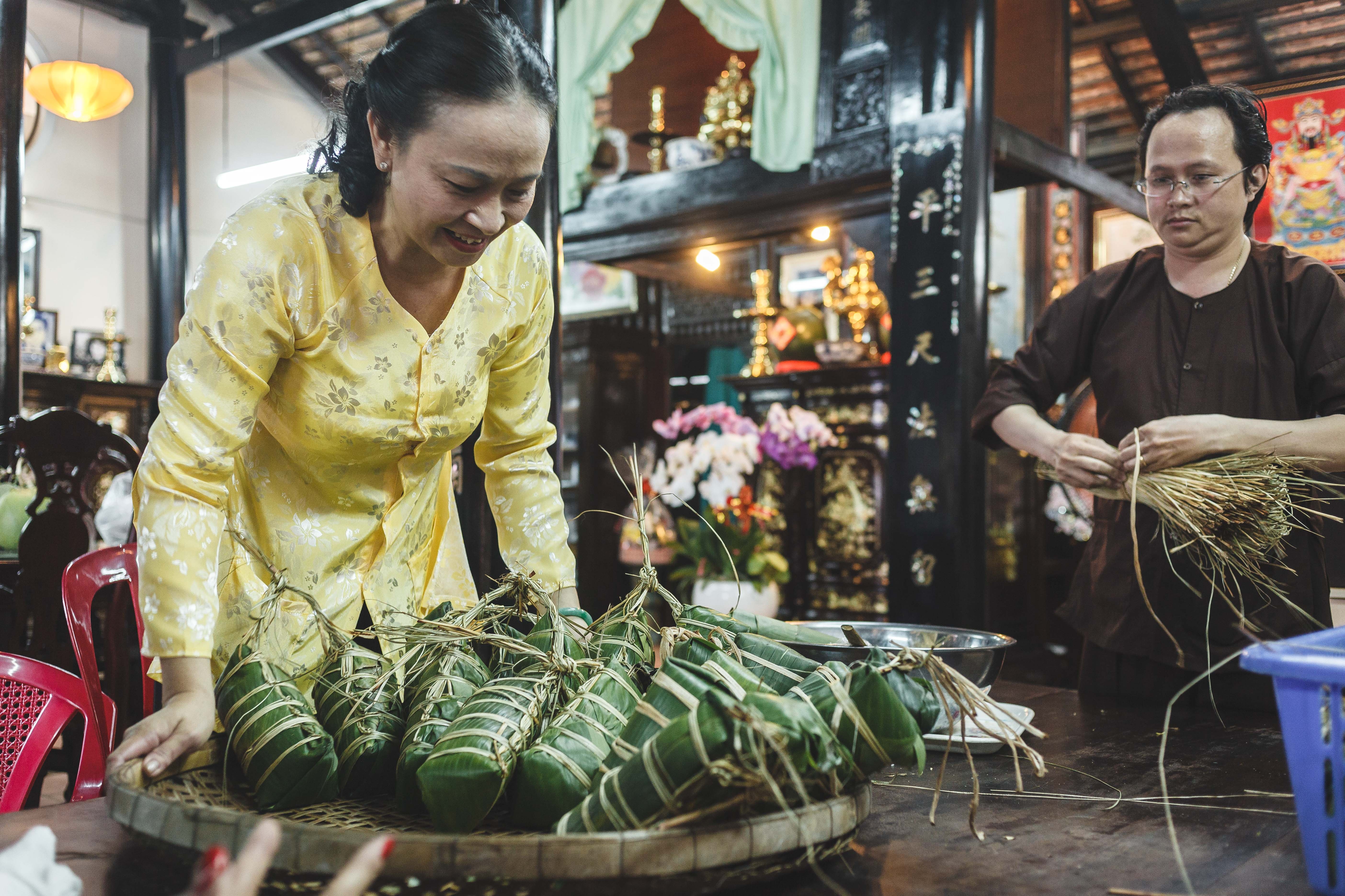 Gia dinh o Sai Gon sum hop goi banh tet ngay cuoi nam hinh anh