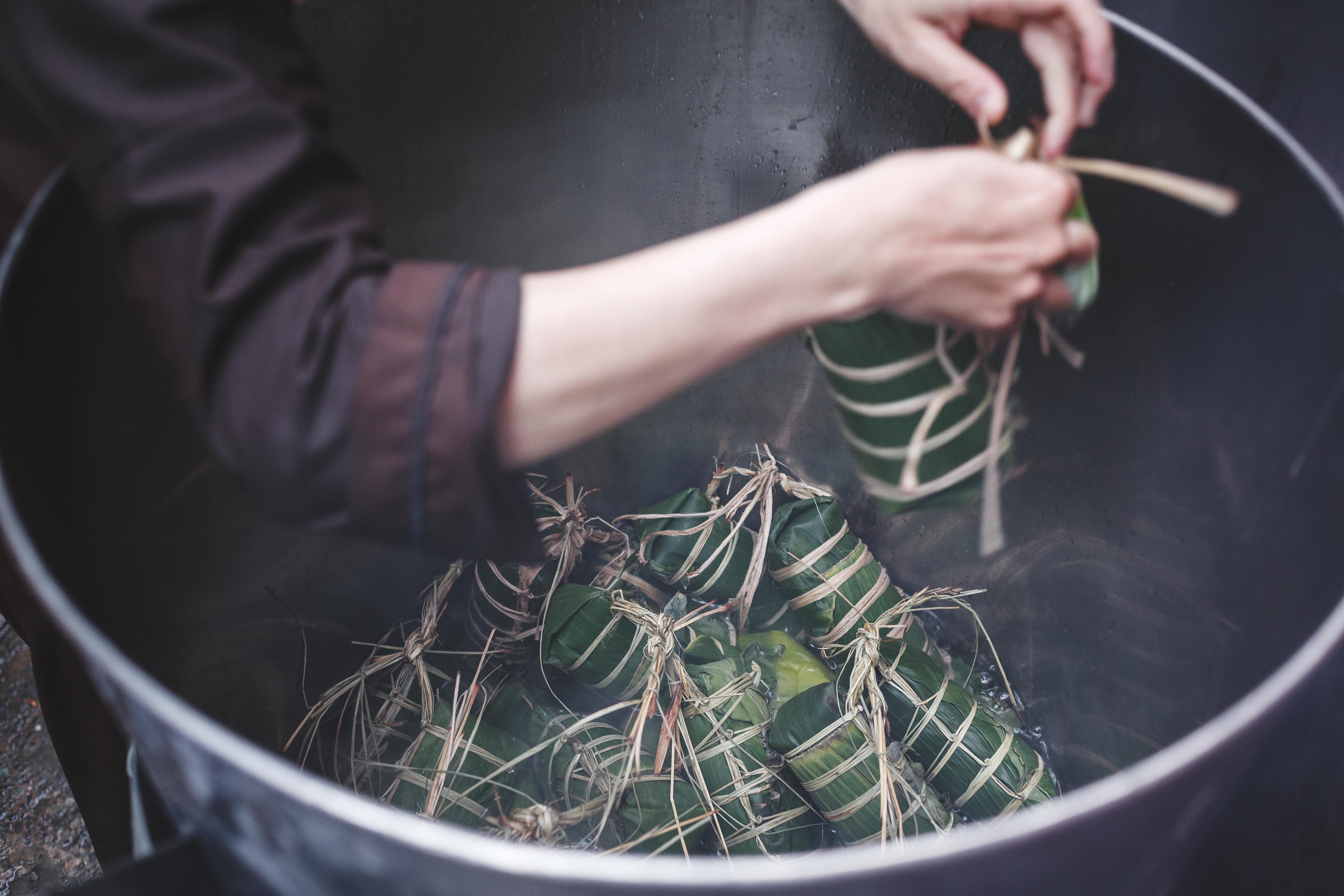 sum hop goi banh tet anh 16