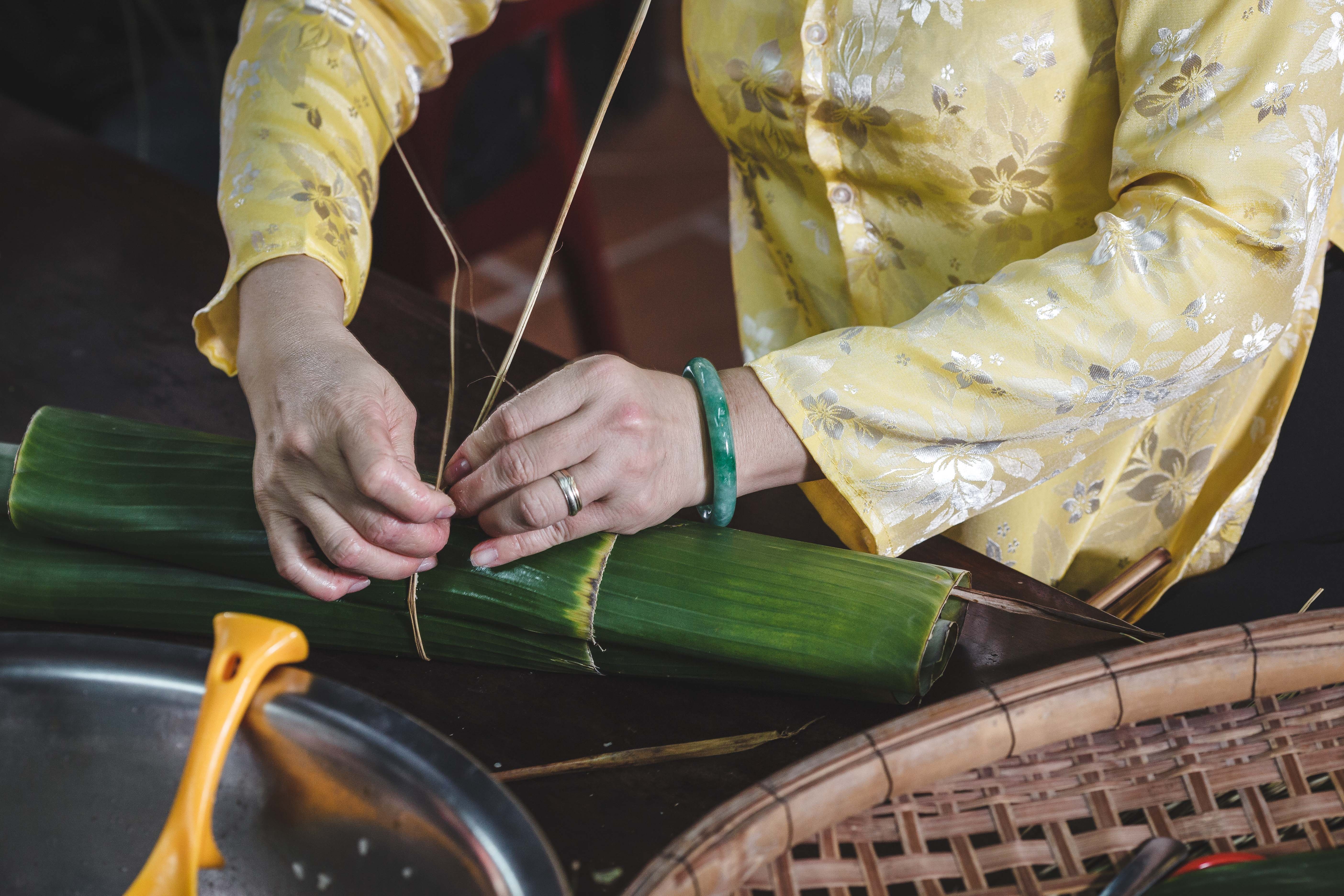 sum hop goi banh tet anh 6