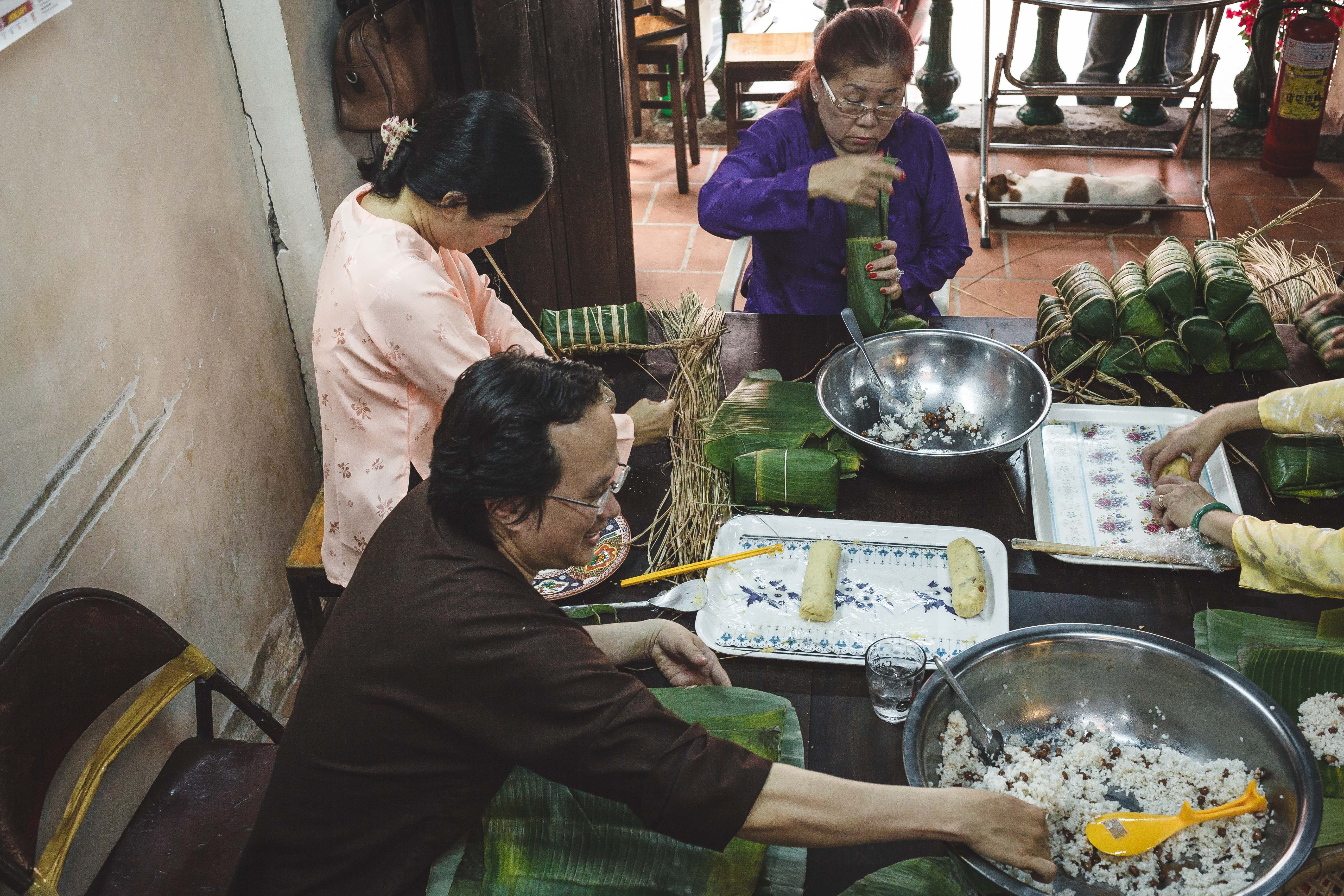 sum hop goi banh tet anh 8