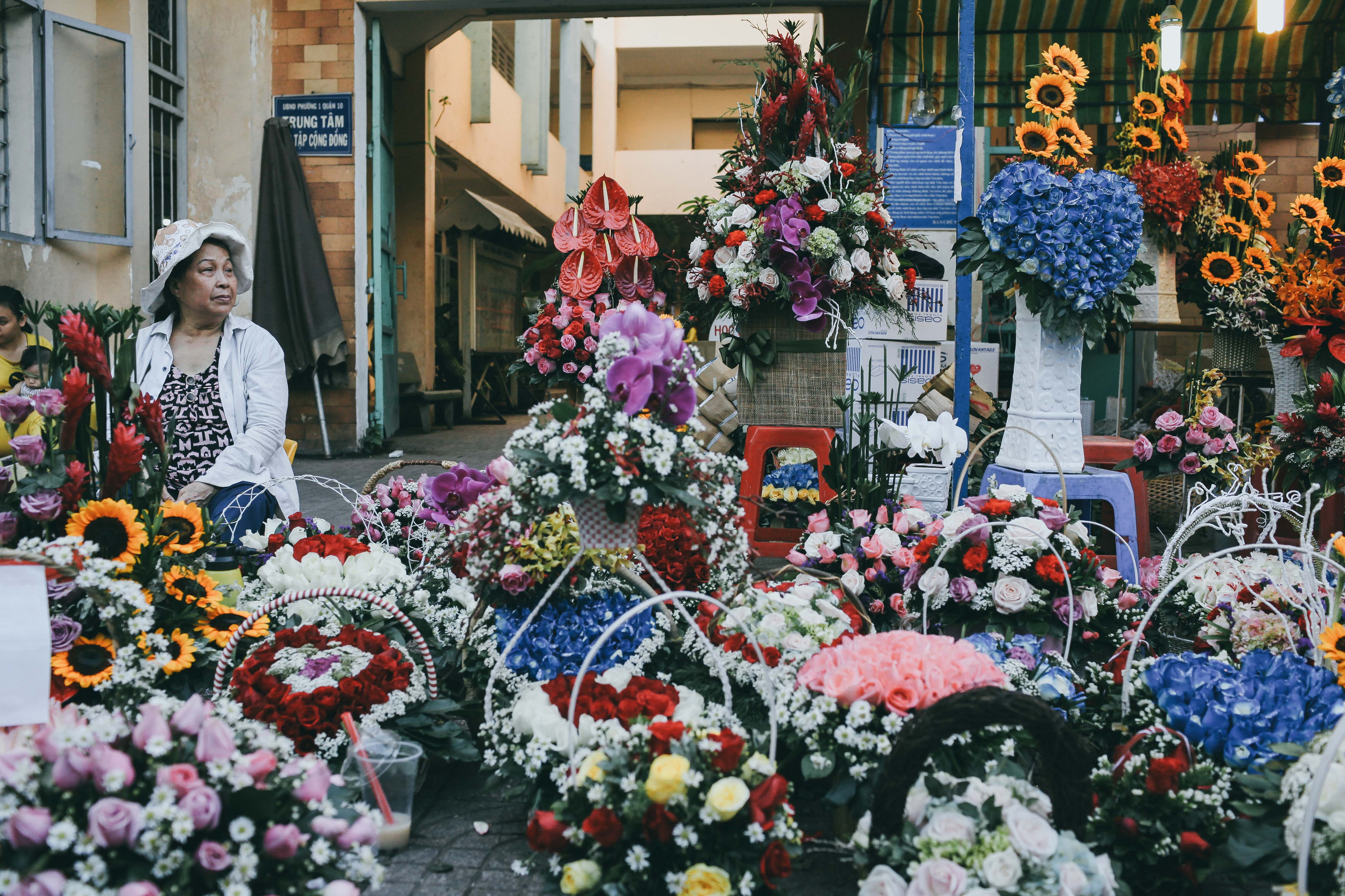 valentine sai gon,  valentine 2017,  hoa hong,  hoa tuoi,  hoa hong giay,  gau bong,  thu bong,  cap doi,  yeu nhau,  gioi tre anh 1