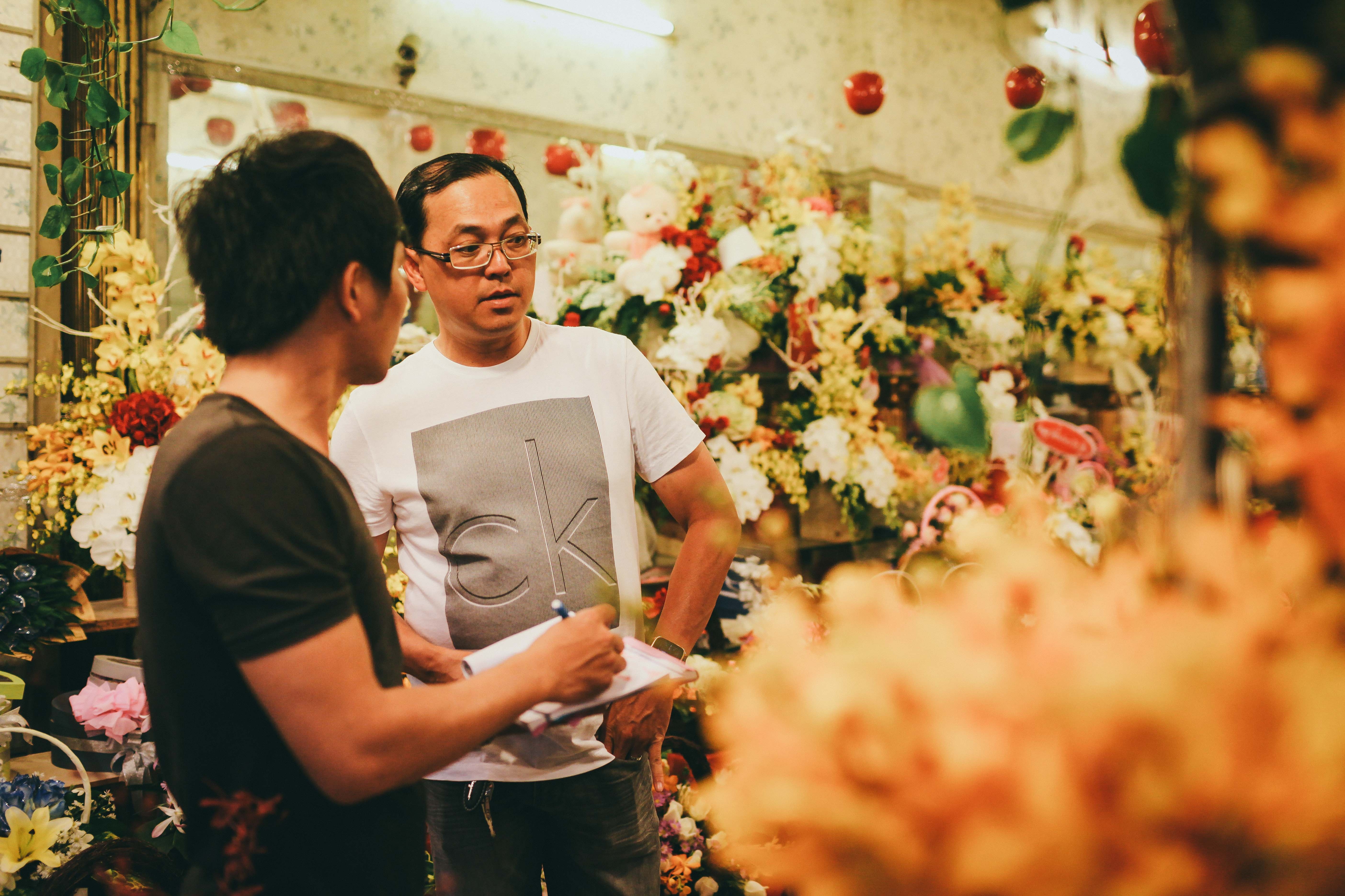 valentine sai gon,  valentine 2017,  hoa hong,  hoa tuoi,  hoa hong giay,  gau bong,  thu bong,  cap doi,  yeu nhau,  gioi tre anh 10