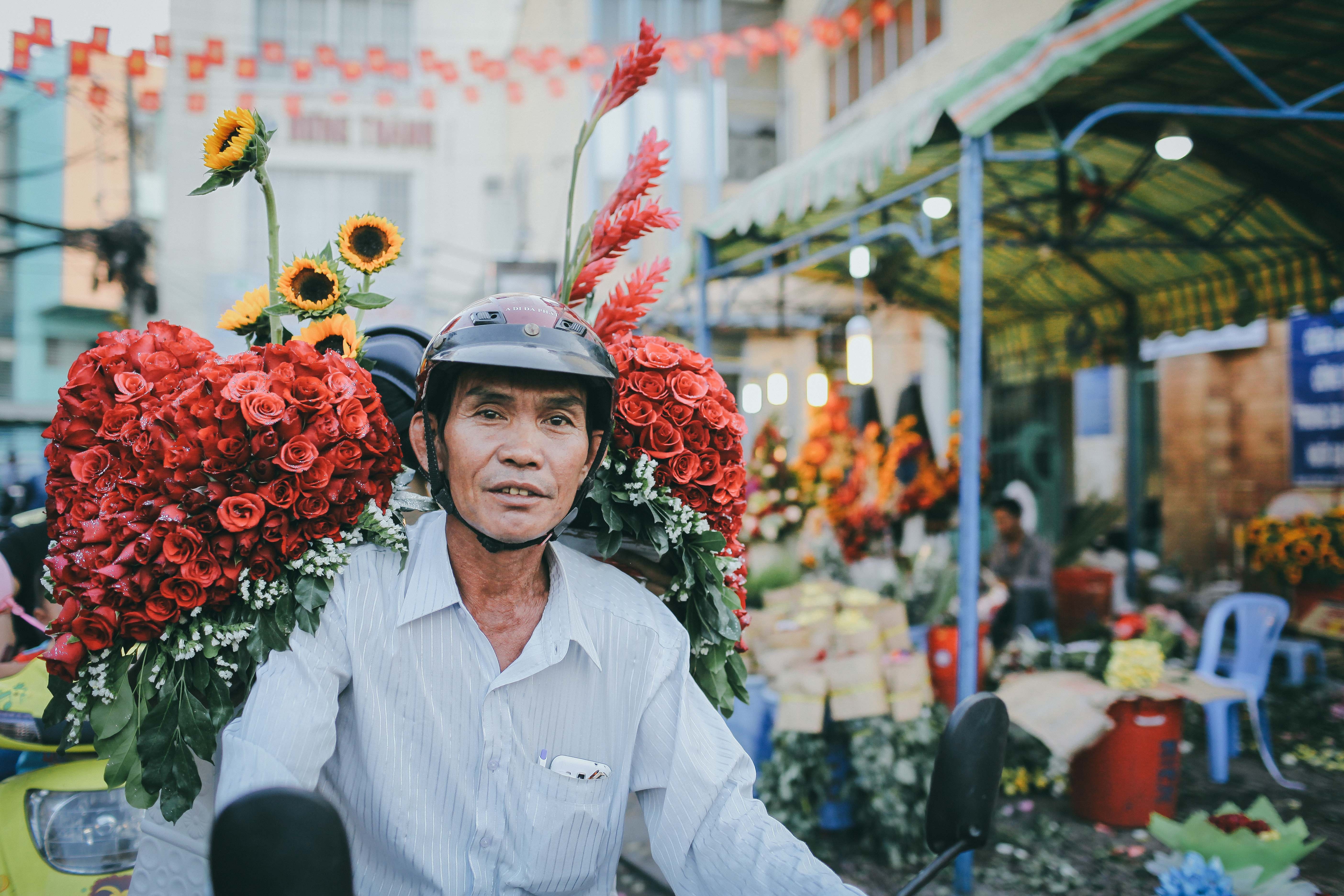 Qua tang Valentine ruc ro duong pho Sai Gon cho khach mua hinh anh