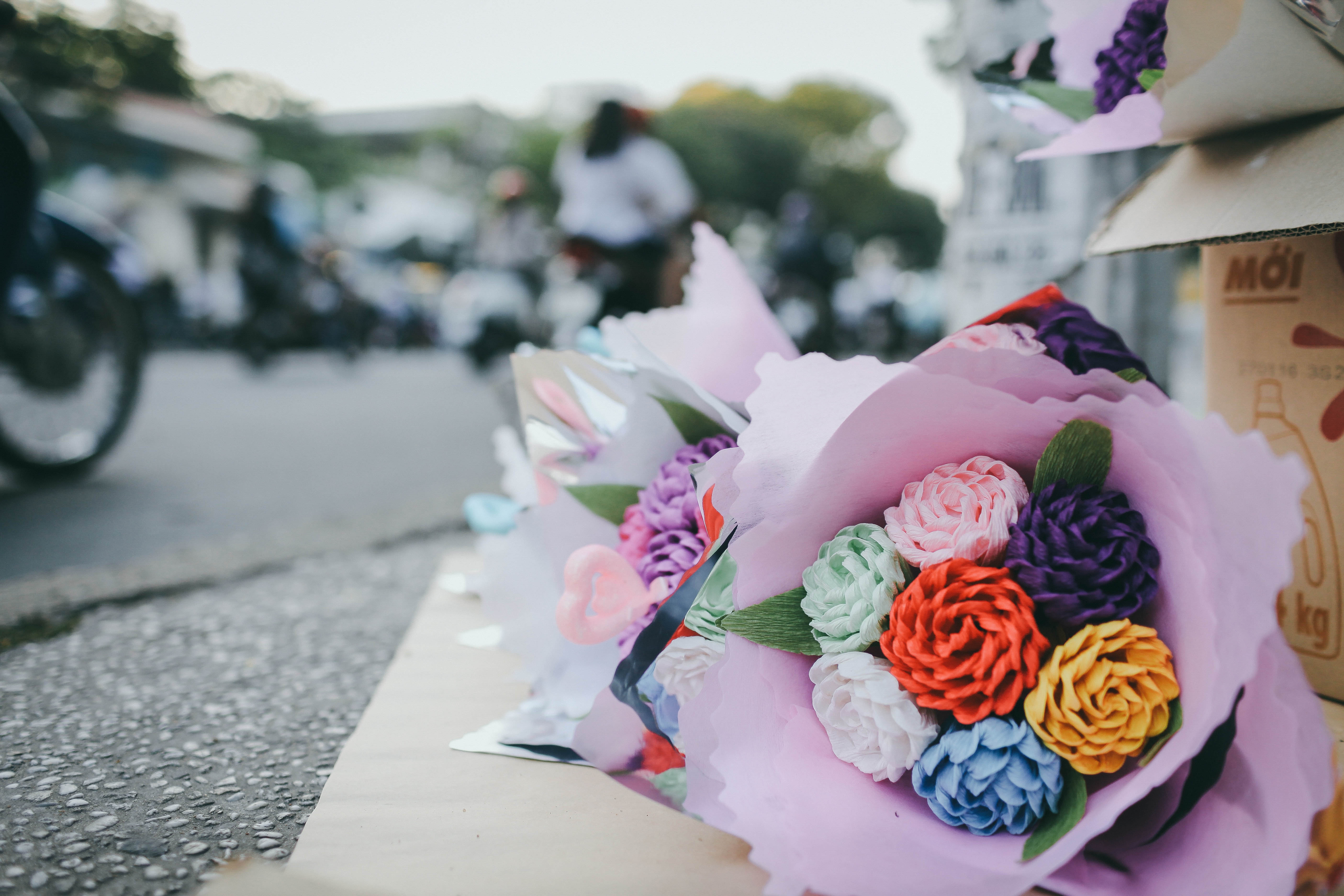 valentine sai gon,  valentine 2017,  hoa hong,  hoa tuoi,  hoa hong giay,  gau bong,  thu bong,  cap doi,  yeu nhau,  gioi tre anh 6