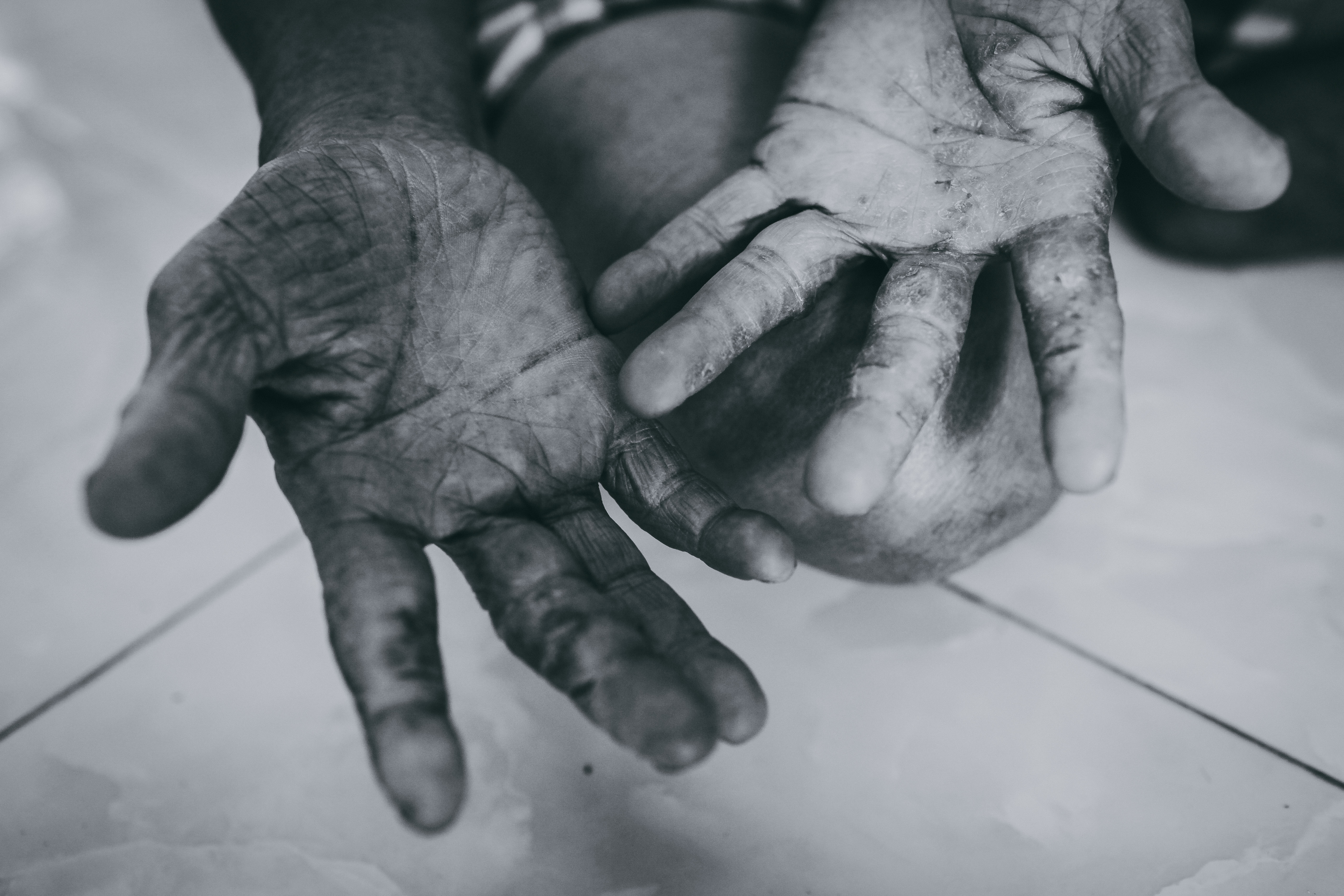 Tinh yeu cua ba lao mu ong cut chan o Sai Gon anh 7