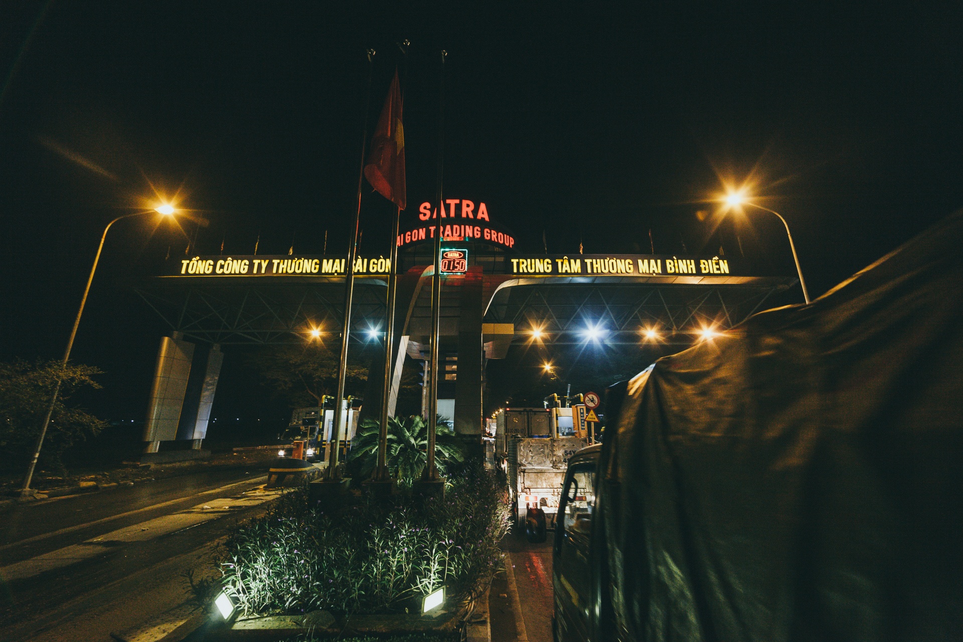 cho dau moi binh dien,  cho dem sai gon anh 2