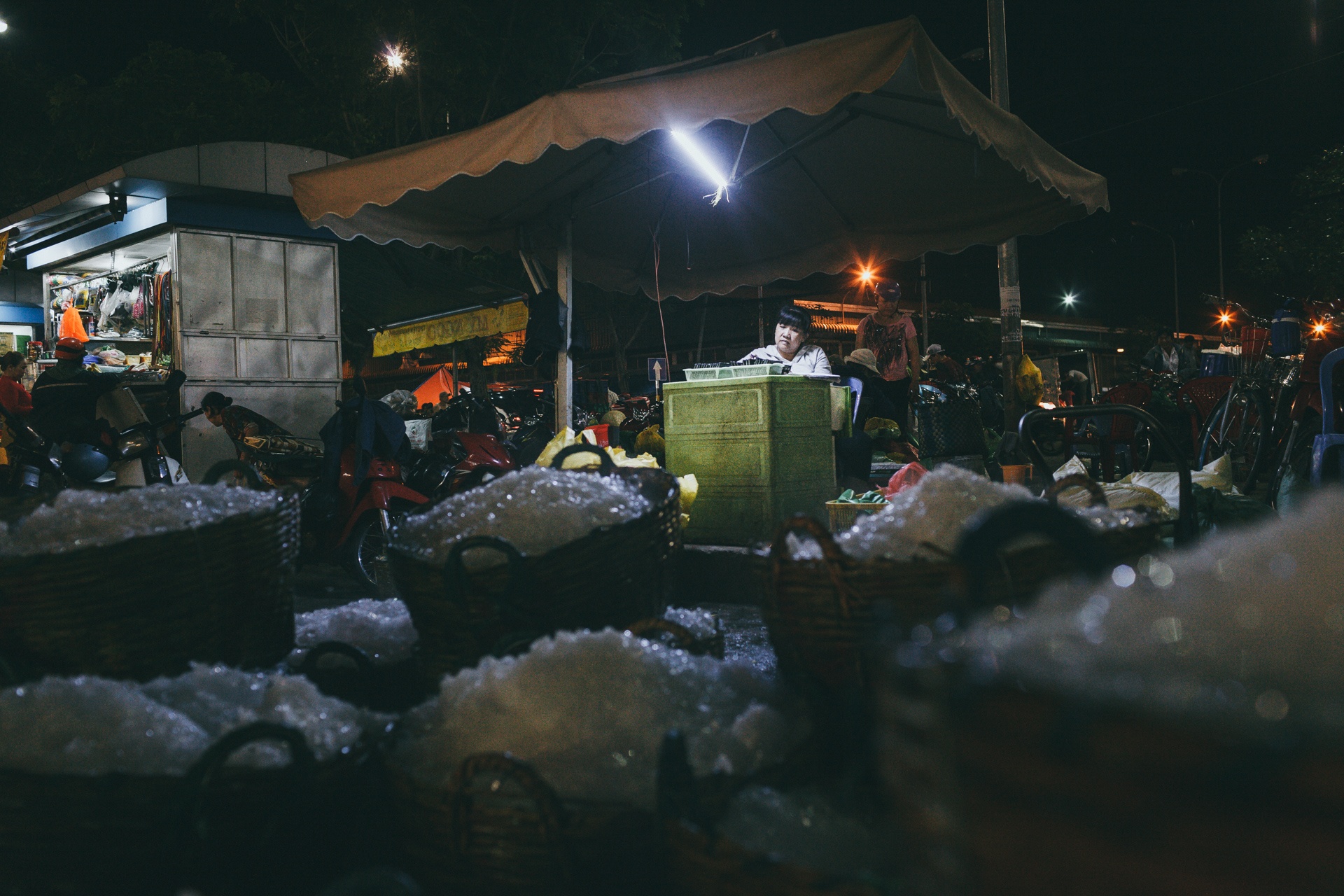 cho dau moi binh dien,  cho dem sai gon anh 11