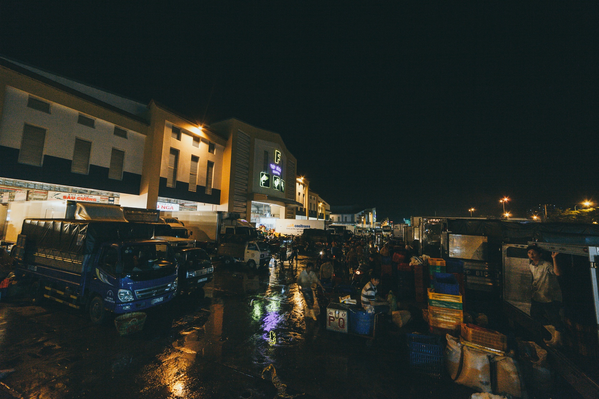 cho dau moi binh dien,  cho dem sai gon anh 1