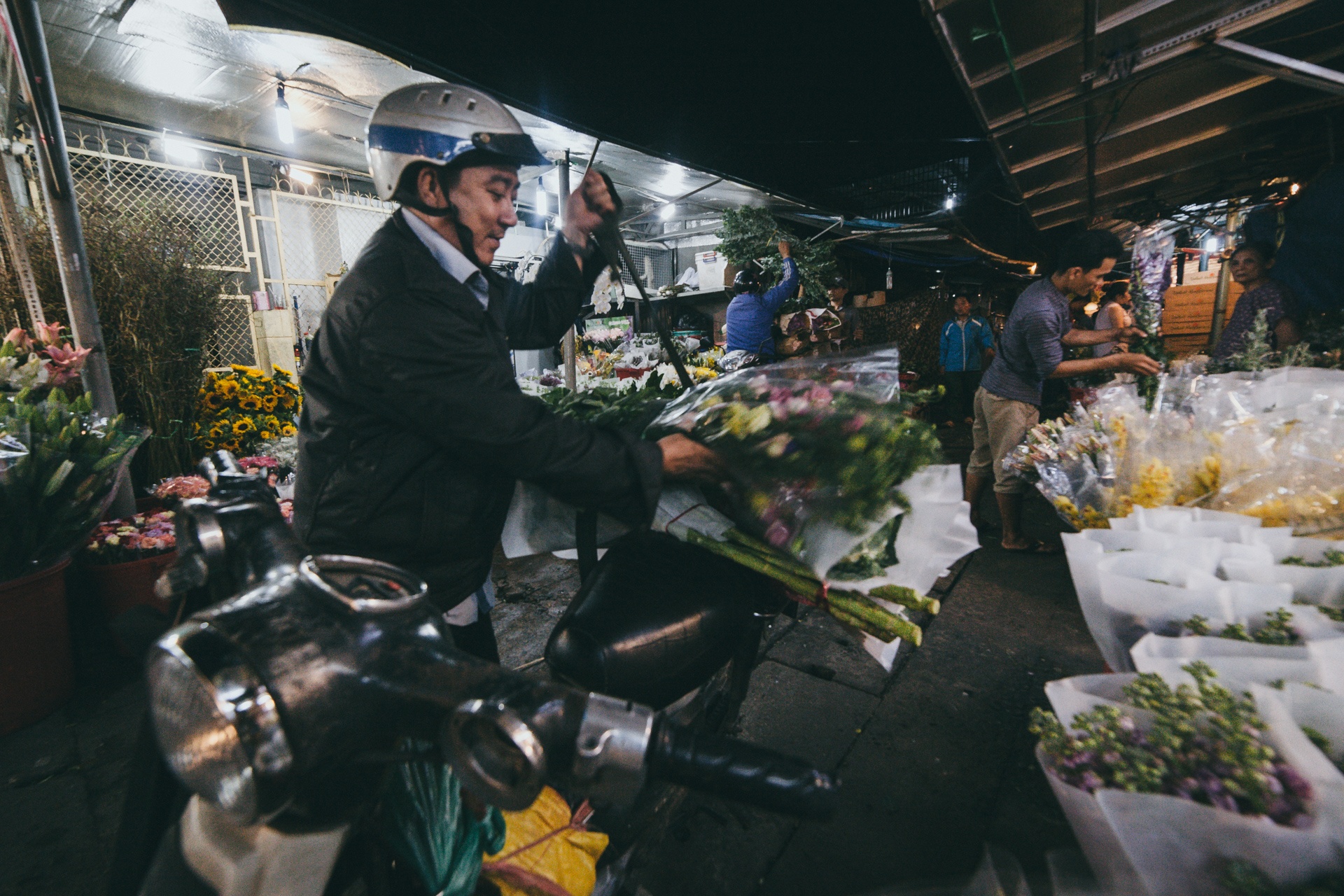 vua hoa nhon nhip suot dem ngay giua trung tam Sai Gon anh 11