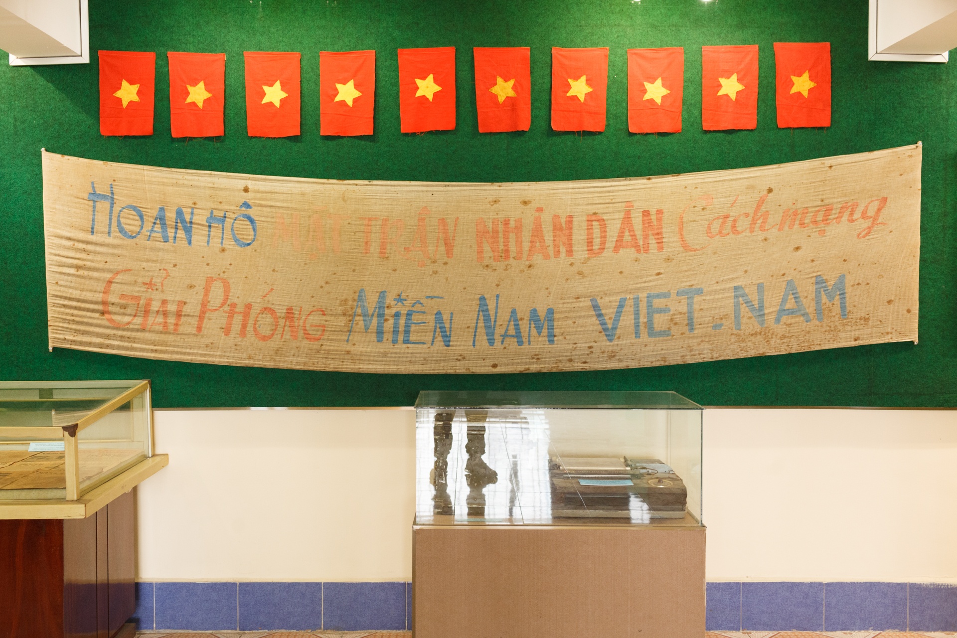 Ben trong Bao tang chien dich Ho Chi Minh tai Sai Gon hinh anh