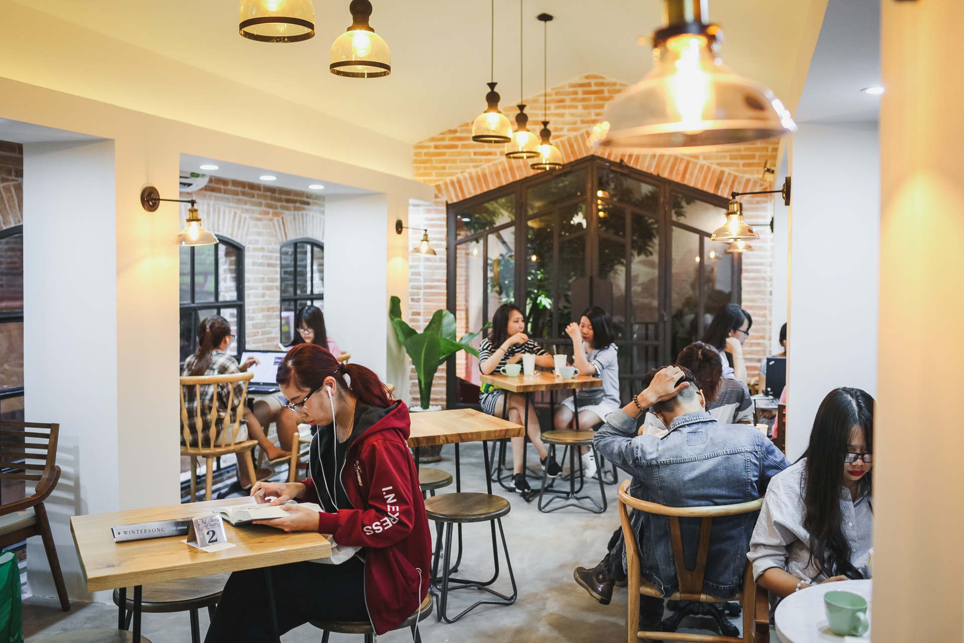 quan ca phe sach thu hut gioi tre sai gon anh 10