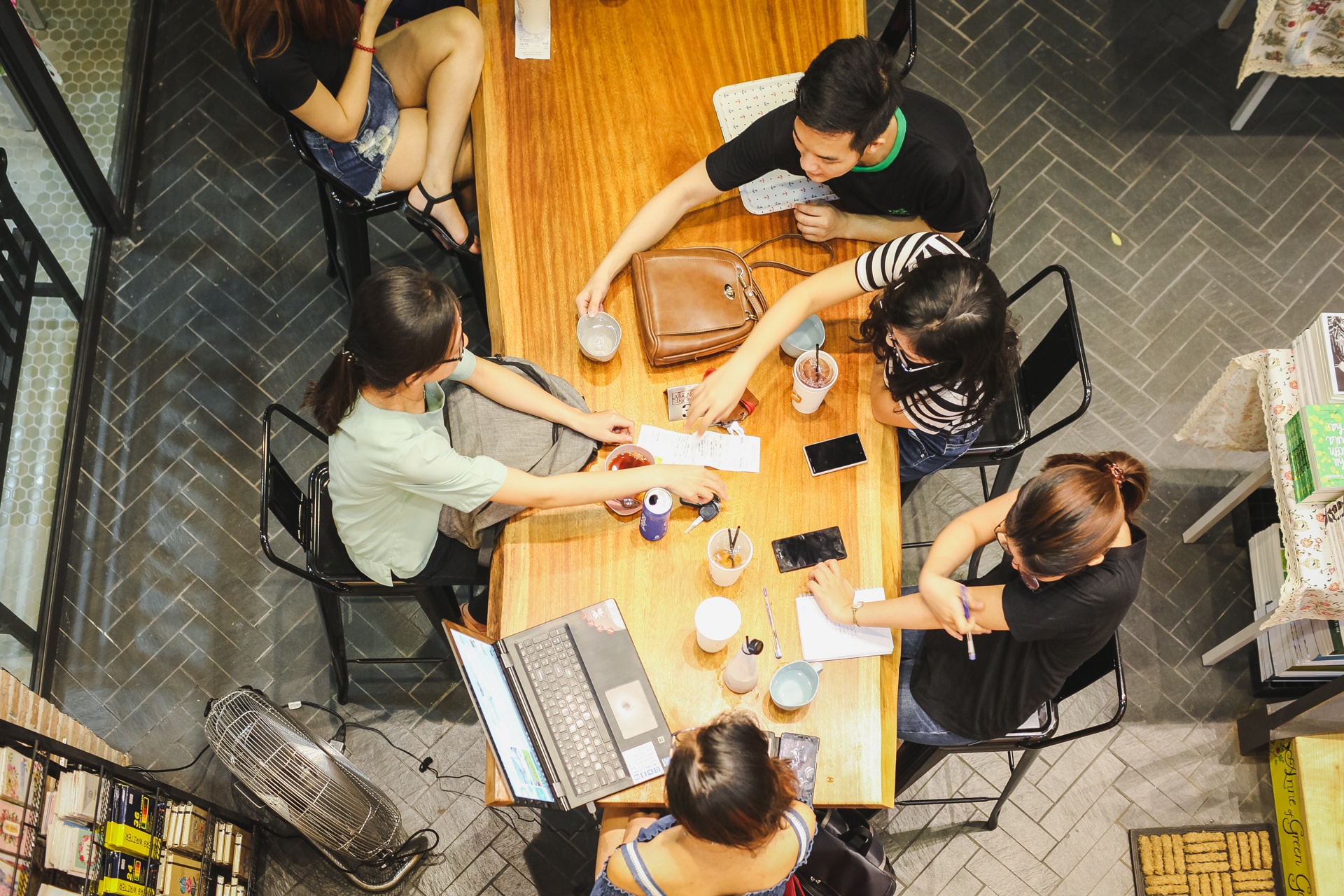 quan ca phe sach thu hut gioi tre sai gon anh 13