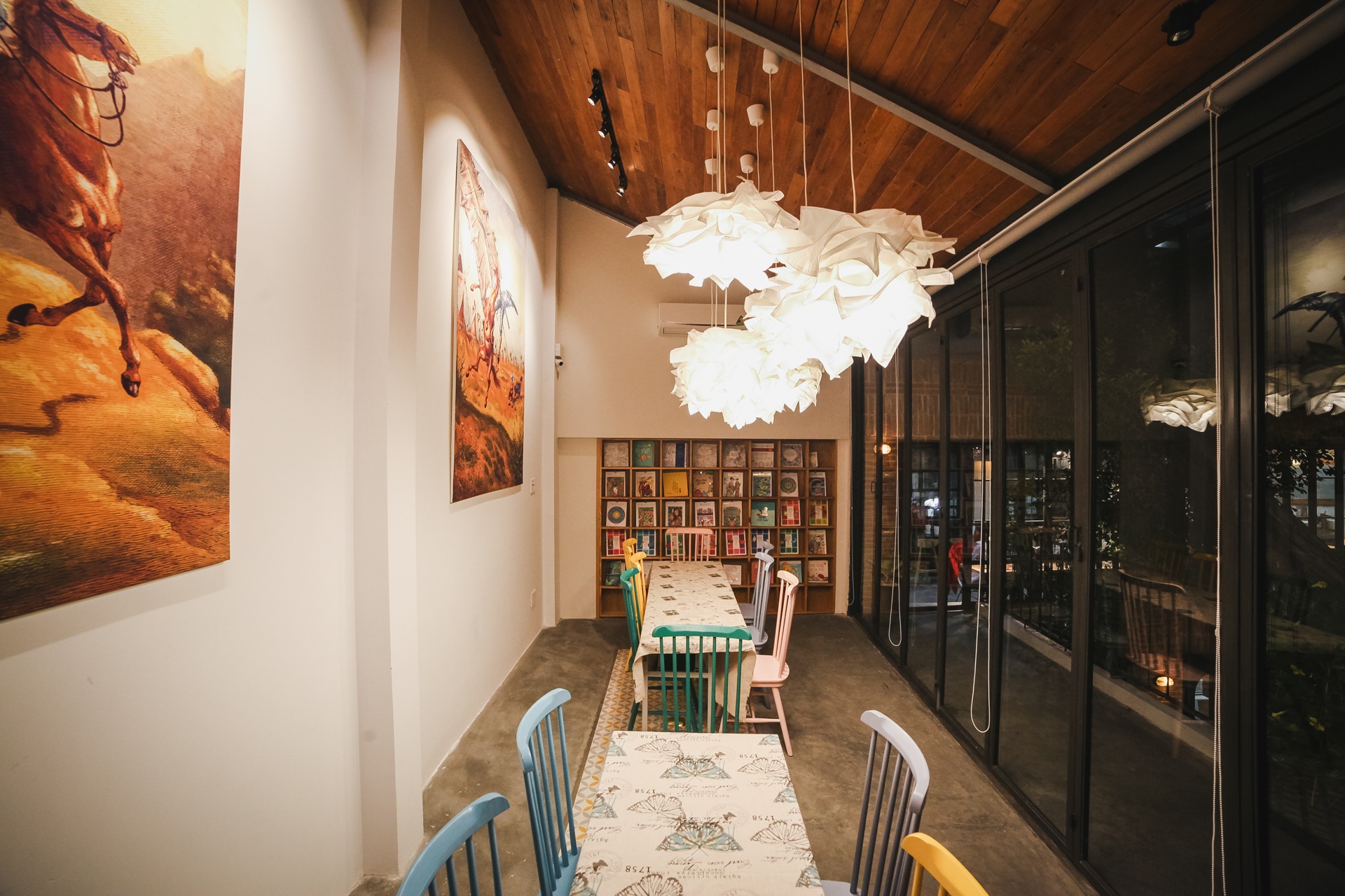 quan ca phe sach thu hut gioi tre sai gon anh 14