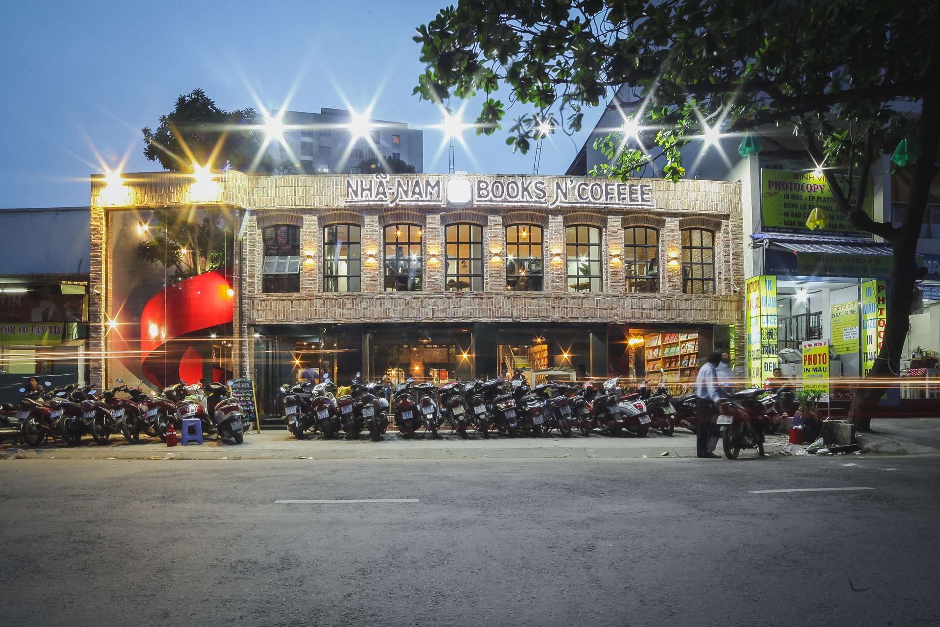 quan ca phe sach thu hut gioi tre sai gon anh 1