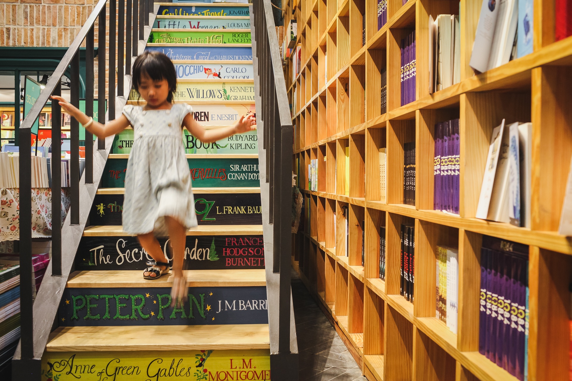 quan ca phe sach thu hut gioi tre sai gon anh 3