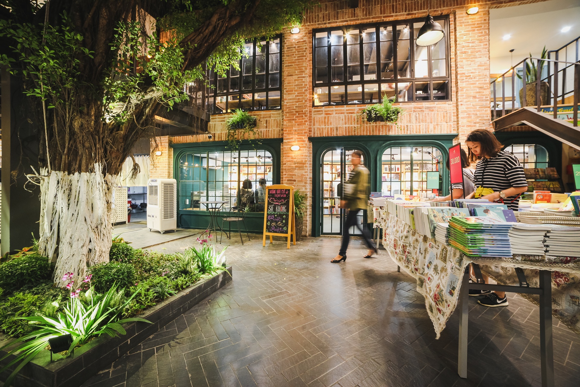 quan ca phe sach thu hut gioi tre sai gon anh 6