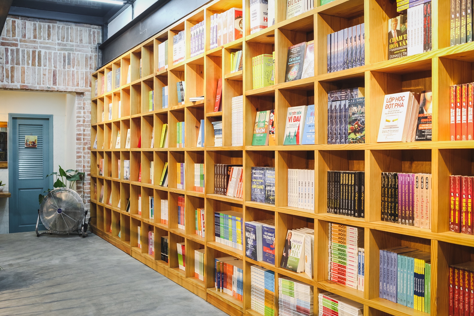 quan ca phe sach thu hut gioi tre sai gon anh 5