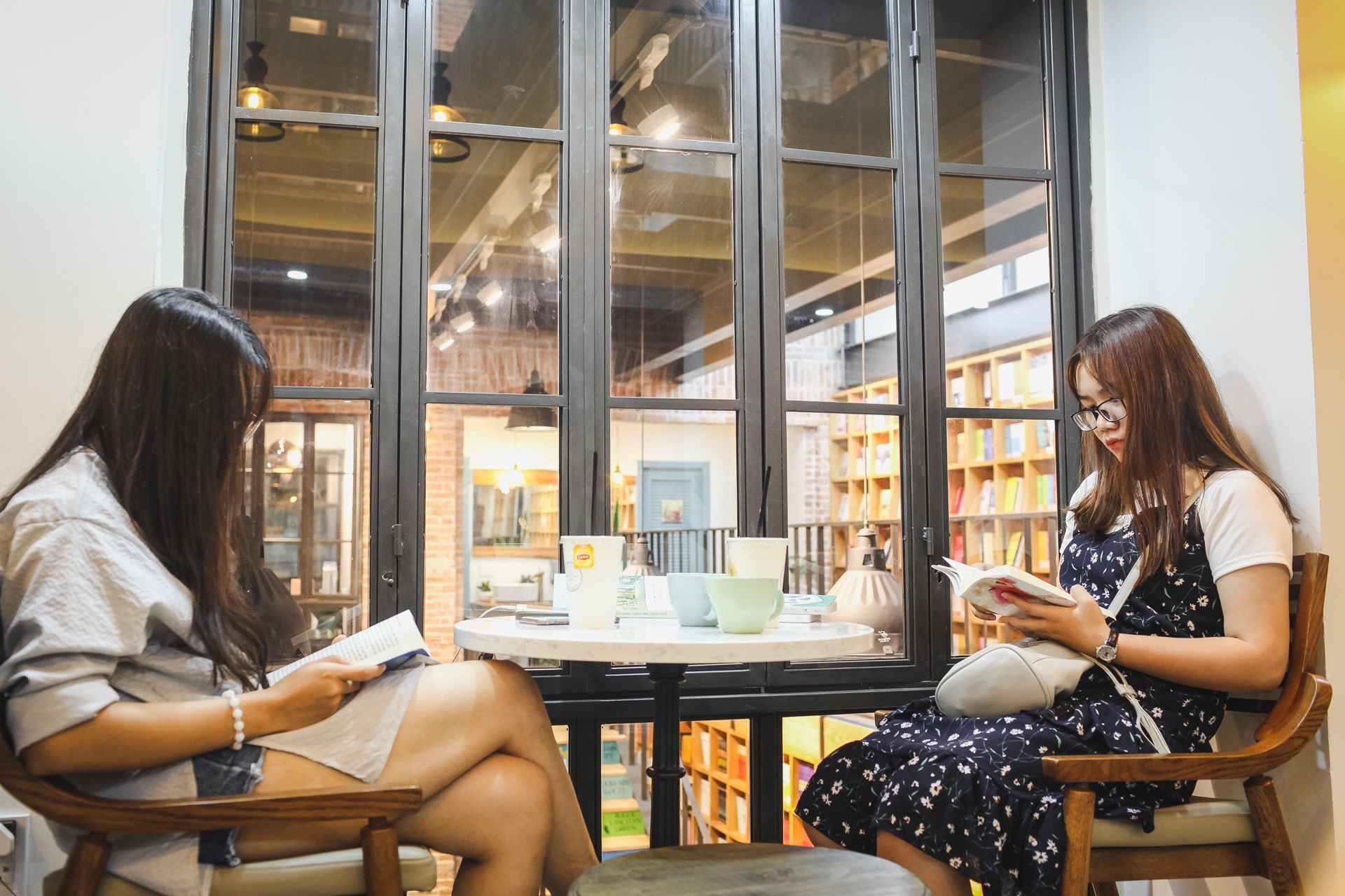 quan ca phe sach thu hut gioi tre sai gon anh 9