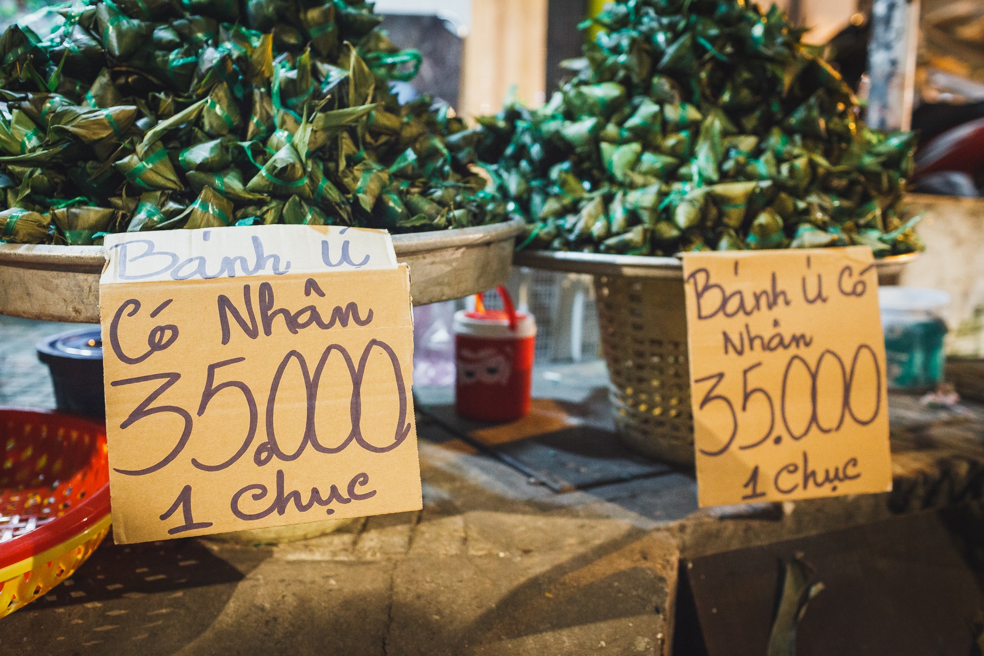 Banh u nuoc tro, la xong dat hang ngay Tet Doan Ngo o Sai Gon hinh anh