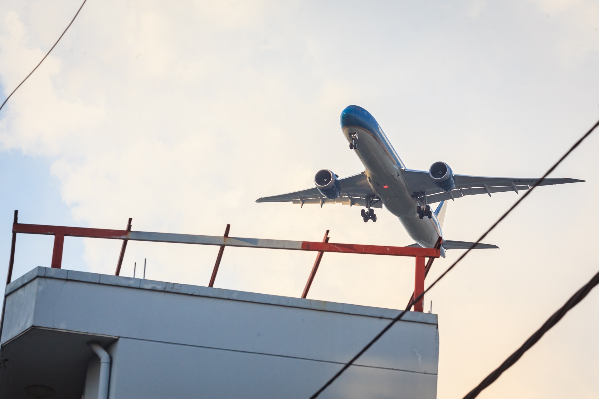 Noi may bay 'suot qua dau' ha canh xuong Tan Son Nhat hinh anh