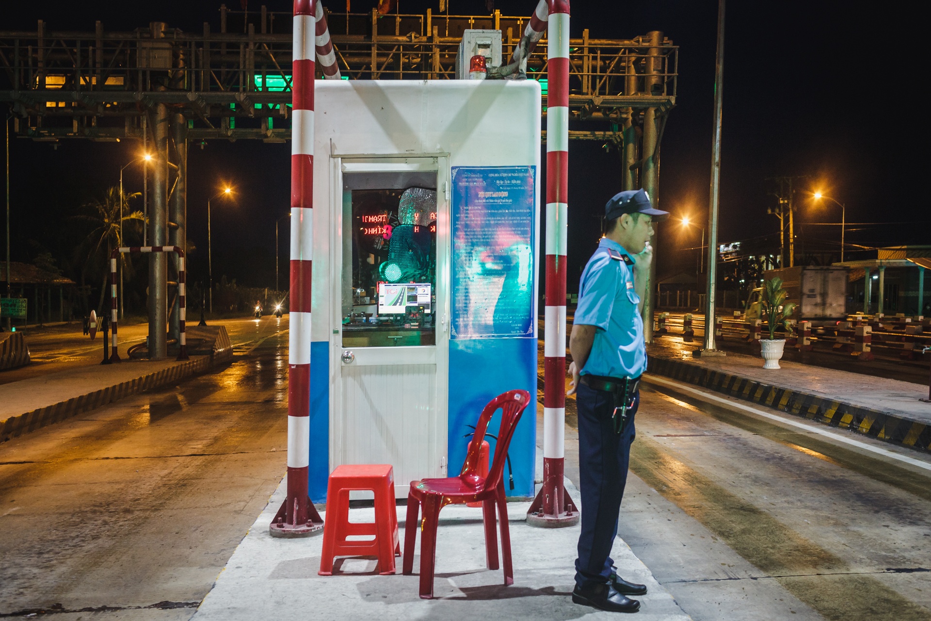 Buc xuc cua nguoi dan ve tram BOT Cai Lay hinh anh