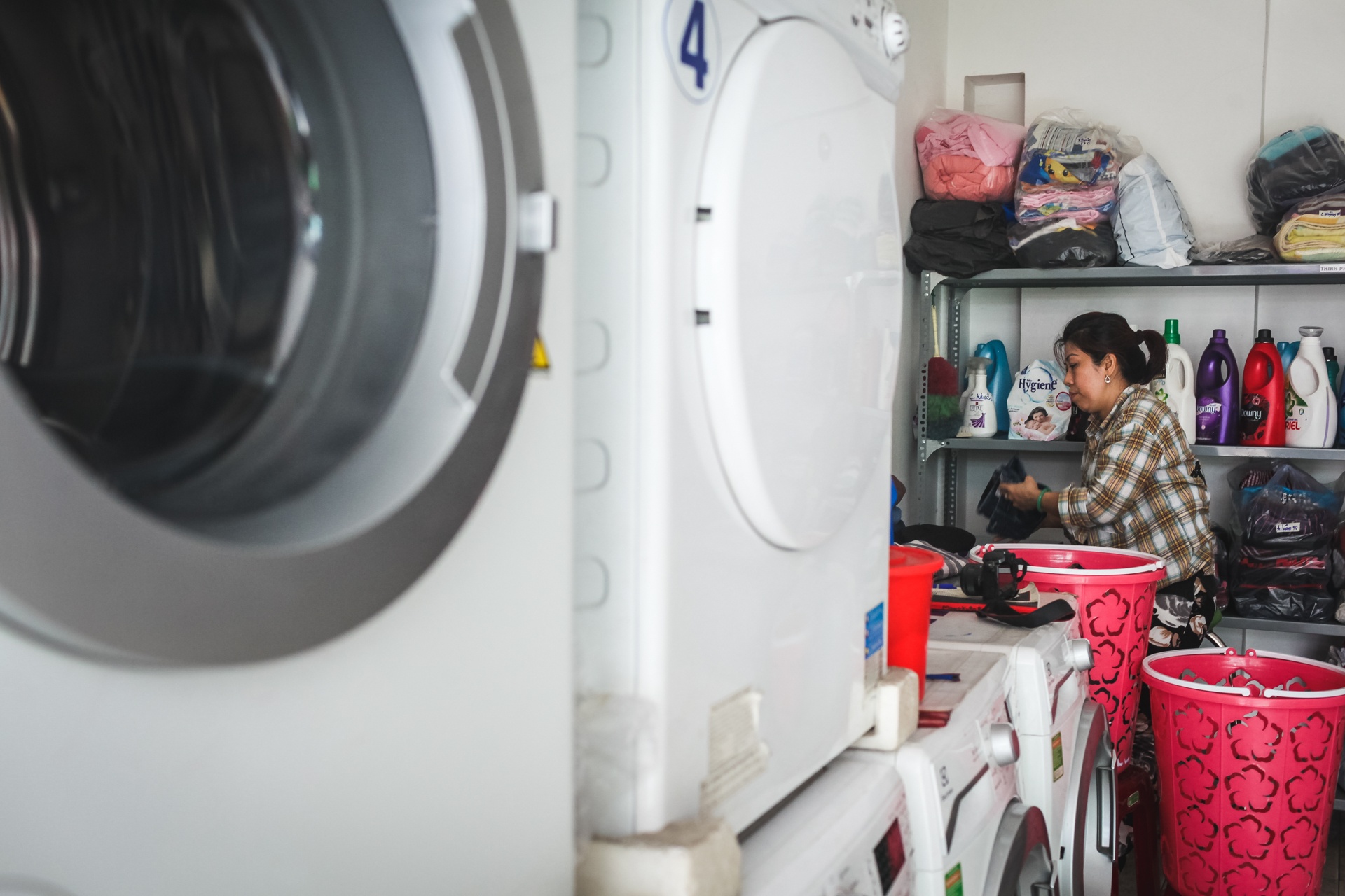 Cua hang giat say tu dong moc len nhu nam sau mua o Sai Gon hinh anh