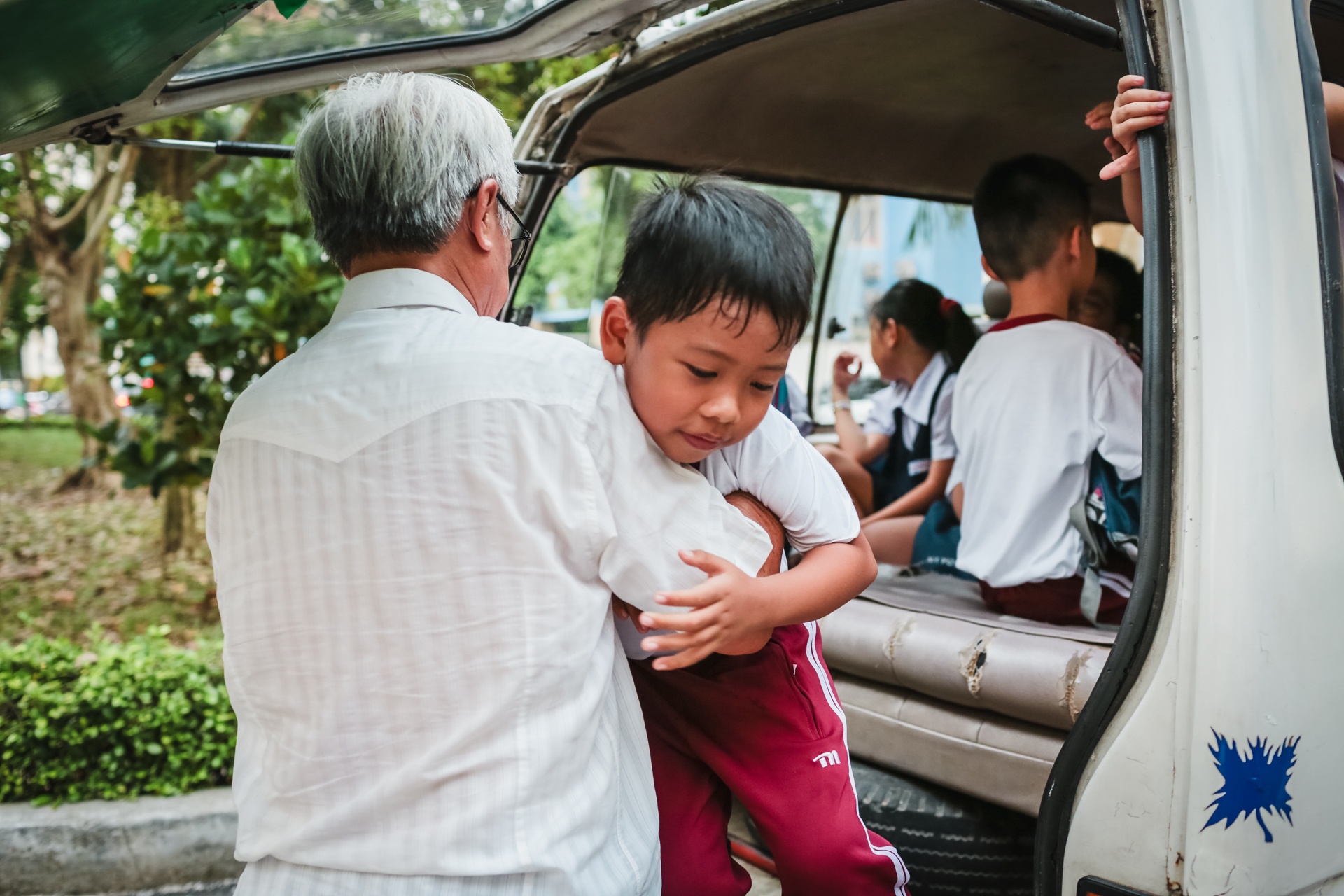 những chuyến xe chuyên chở tuổi thơ của ông giáo già ảnh 18 nhung chuyen xe chuyen cho tuoi tho cua ong giao gia anh 18