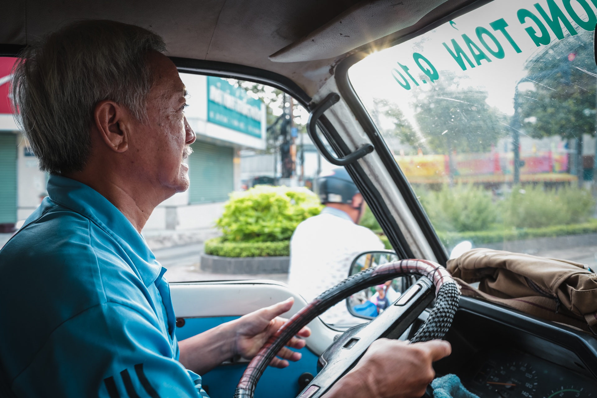 những chuyến xe chuyên chở tuổi thơ của ông giáo già ảnh 2 nhung chuyen xe chuyen cho tuoi tho cua ong giao gia anh 2