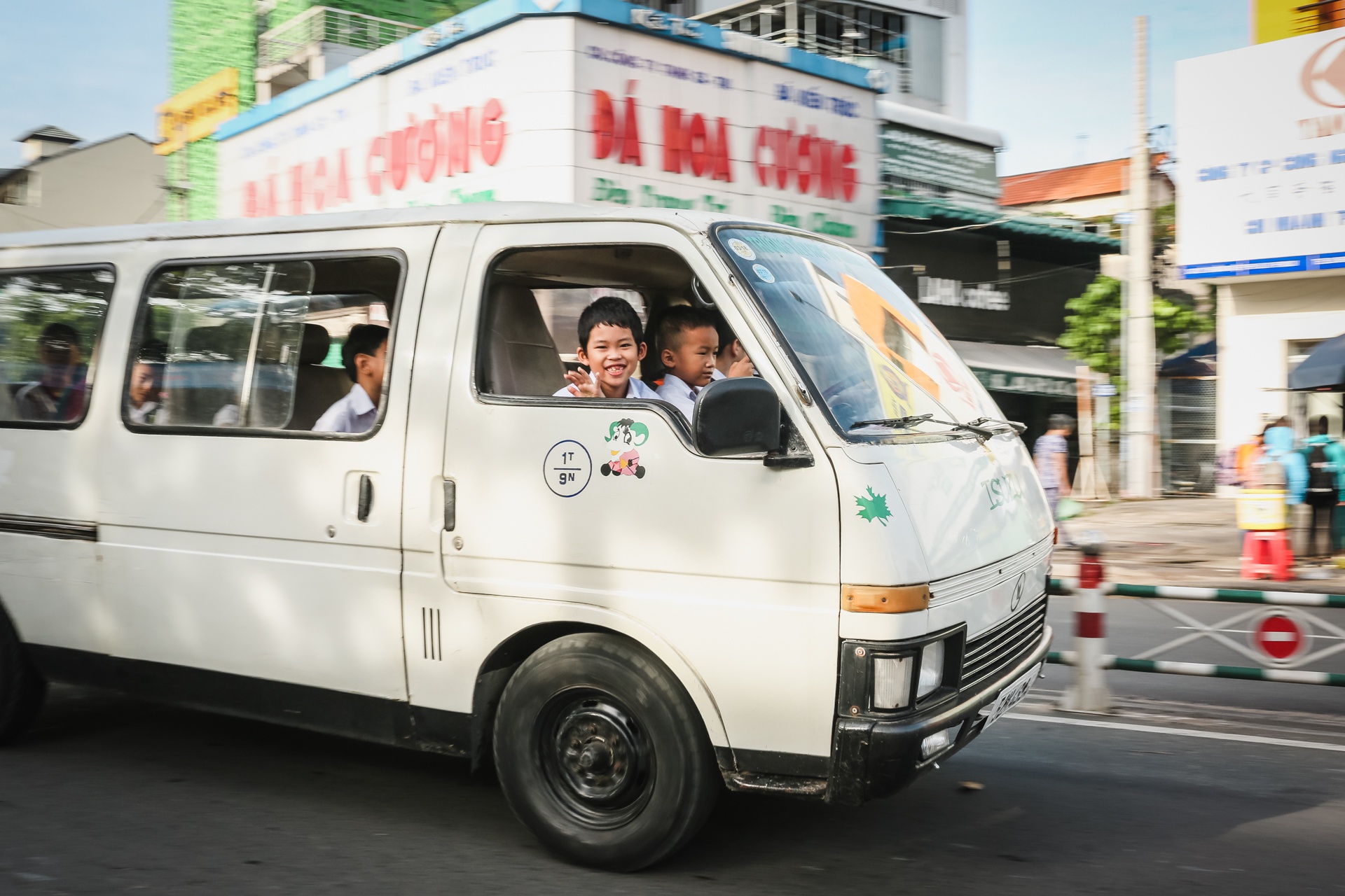 những chuyến xe chuyên chở tuổi thơ của ông giáo già ảnh 4 nhung chuyen xe chuyen cho tuoi tho cua ong giao gia anh 4