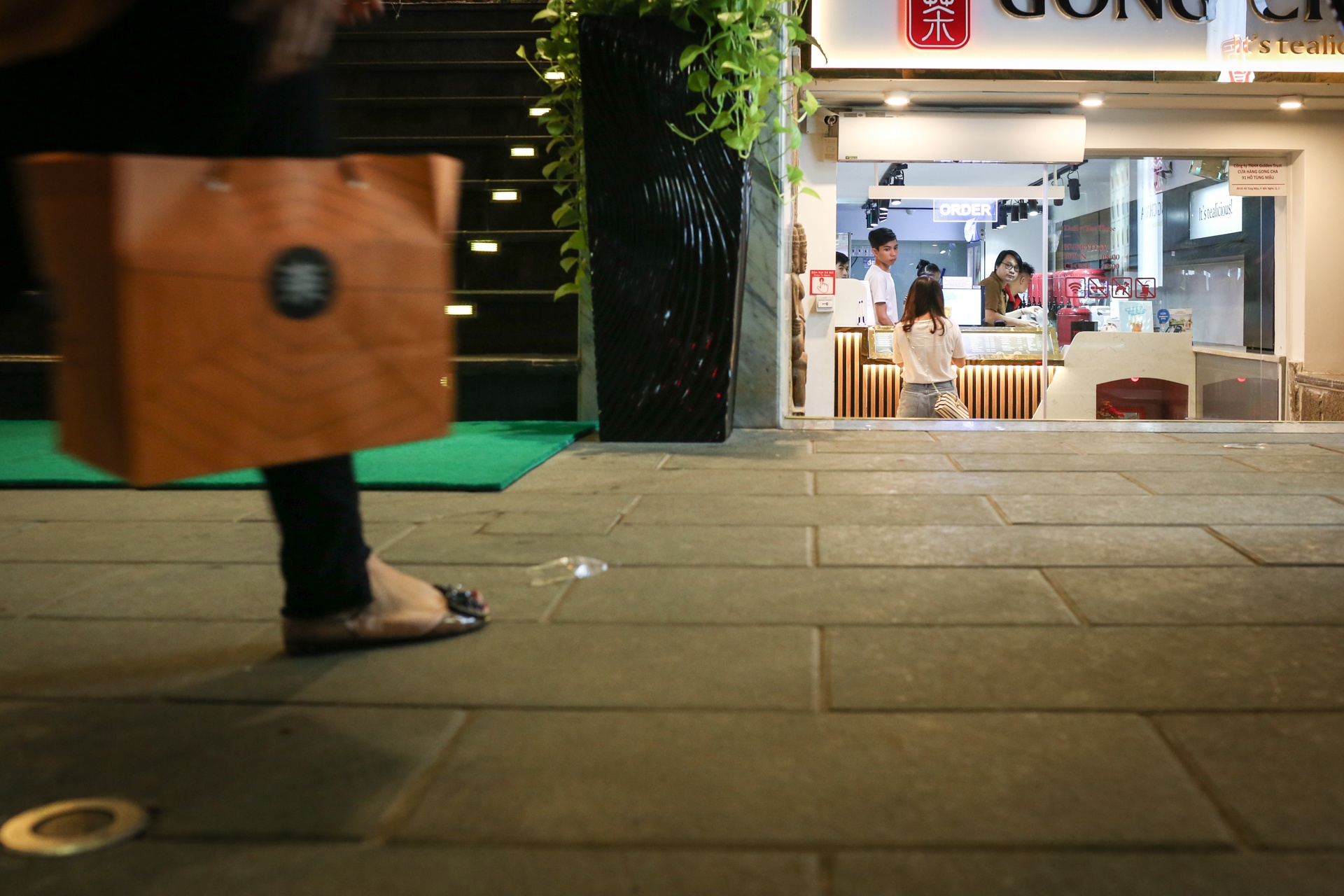 Tranh nhau tung m2 dat ban tra sua o Sai Gon hinh anh