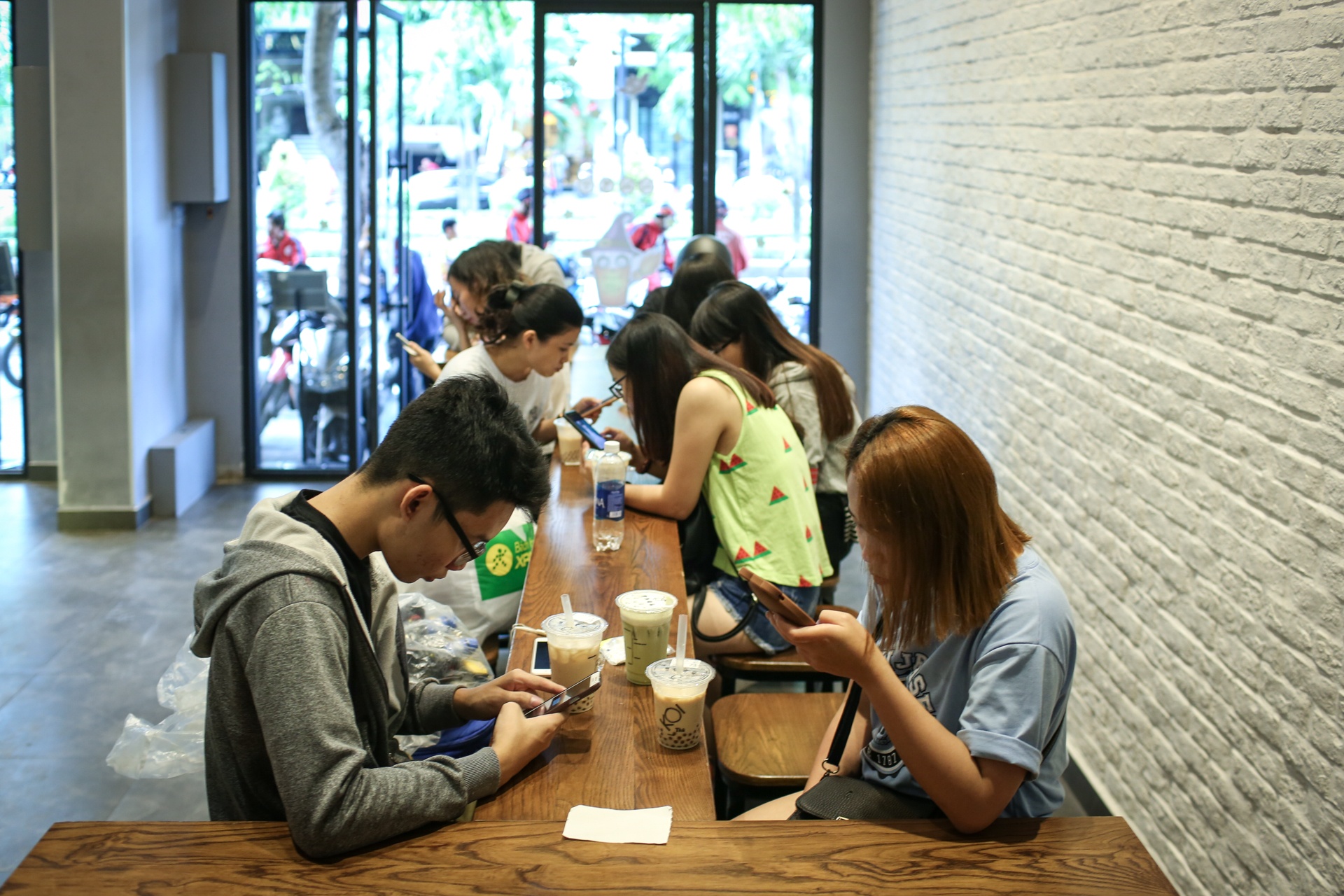 tranh nhau tung m2 dat ban tra sua anh 2