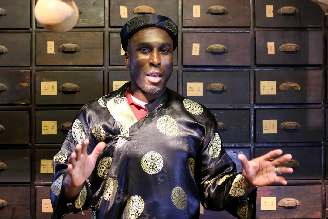 Huyen thoai Arsenal mac ao dai, doi non la Viet Nam hinh anh