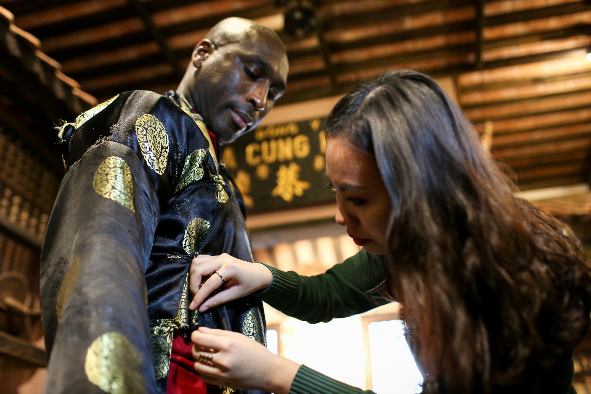 Huyen thoai Arsenal mac ao dai, doi non la truyen thong Viet Nam hinh anh