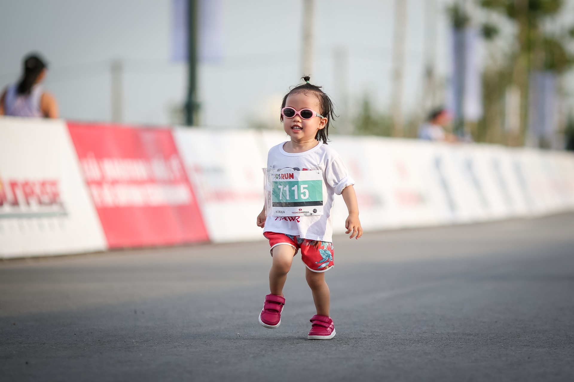 Hang nghin tre em tham gia chay marathon 2 km hinh anh