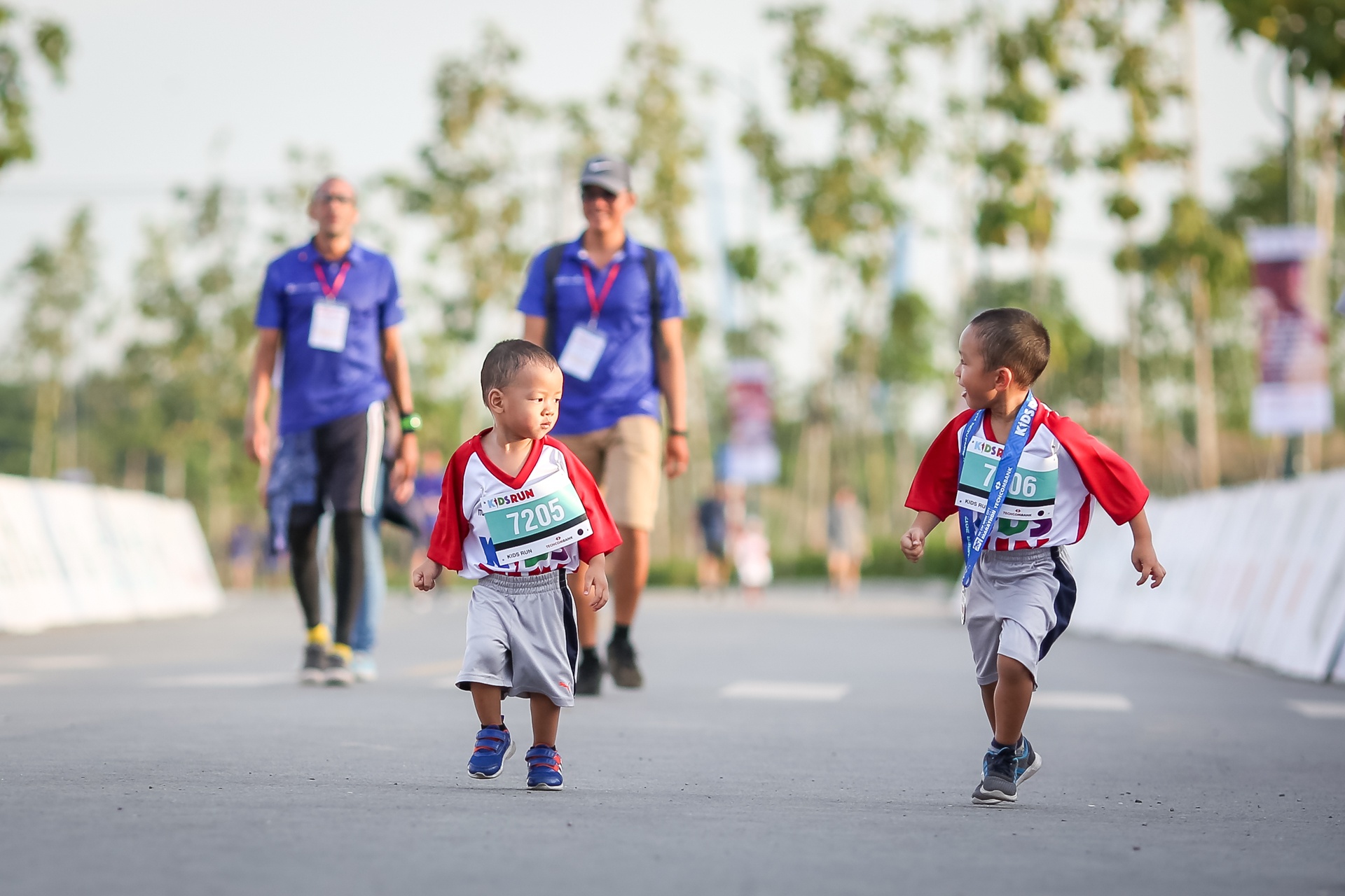 hao hung duong chay marathon danh cho tre em anh 18