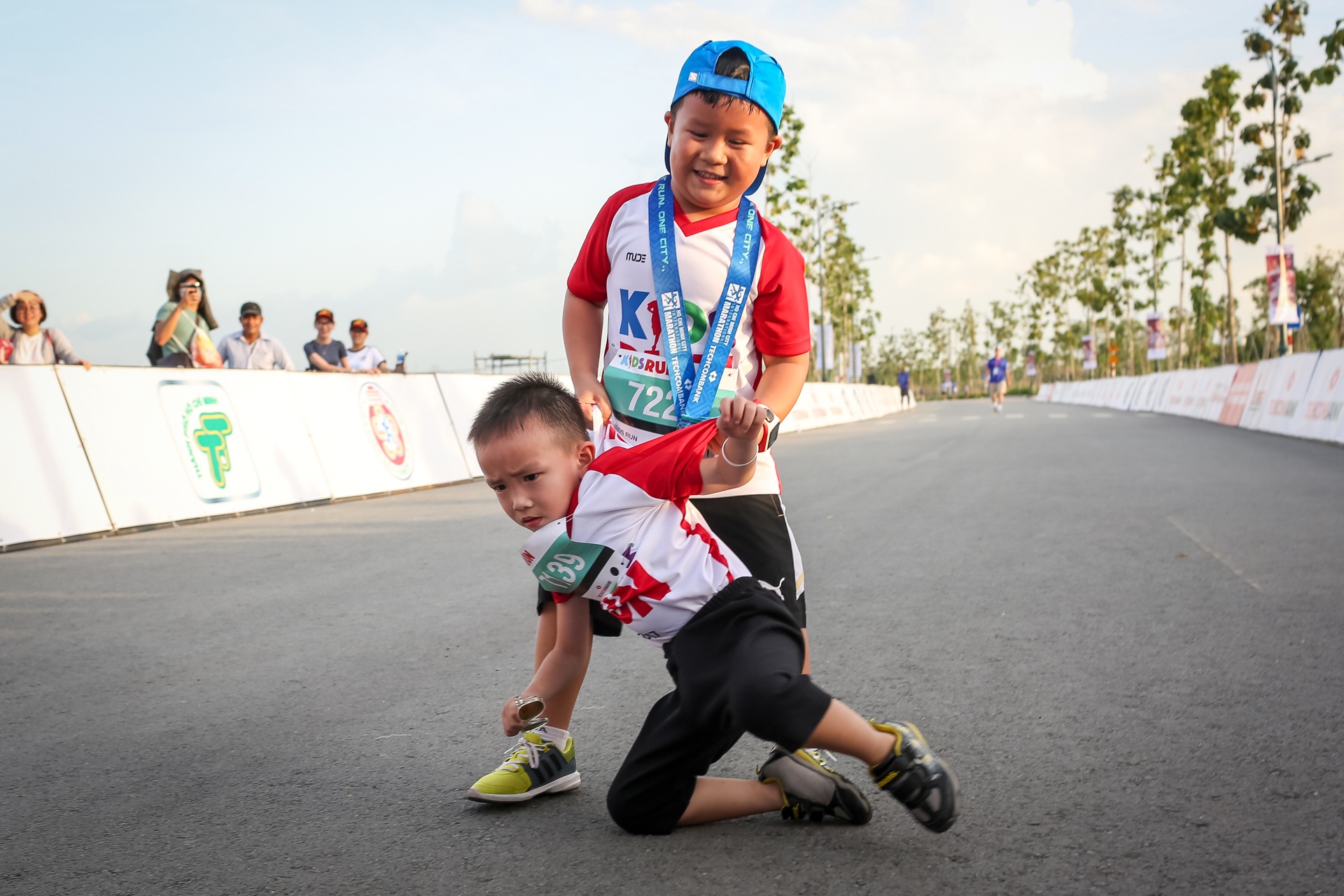 hao hung duong chay marathon danh cho tre em anh 19