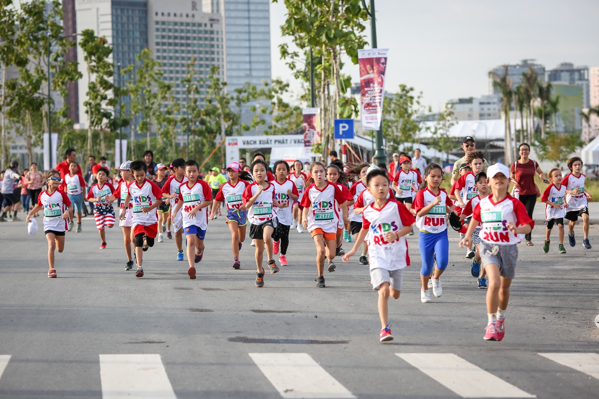 hao hung duong chay marathon danh cho tre em anh 9