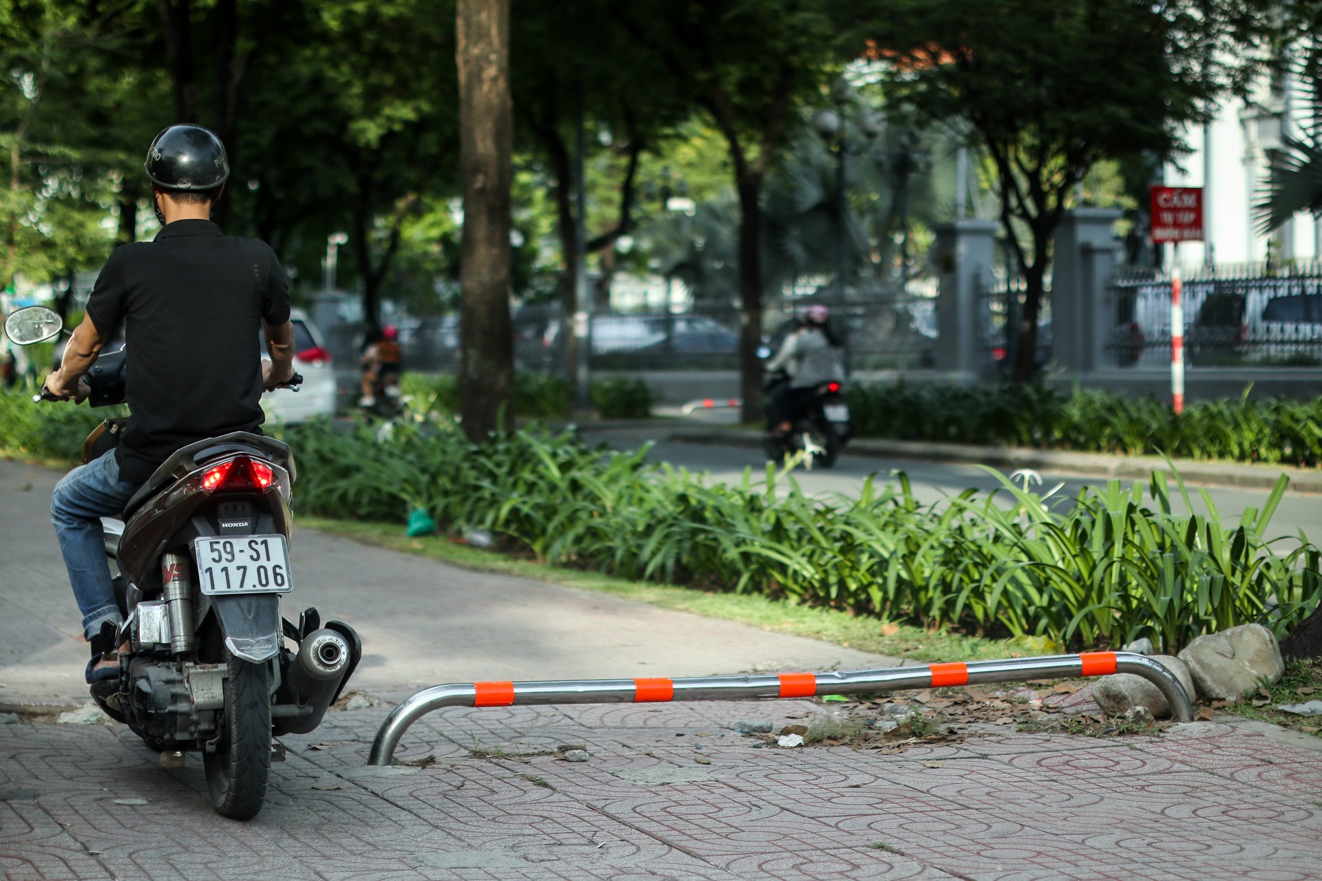 cac loai rao chan xe may tren via he sai gon anh 7