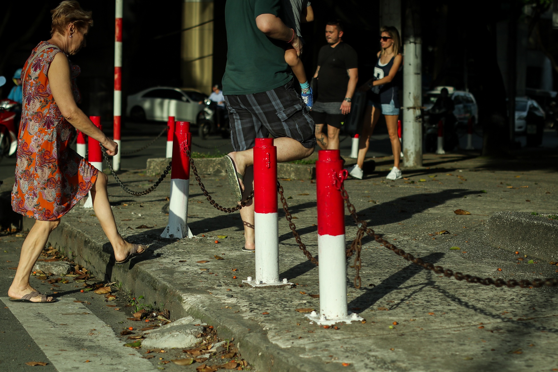 Cac loai rao chan xe may tren via he Sai Gon hinh anh