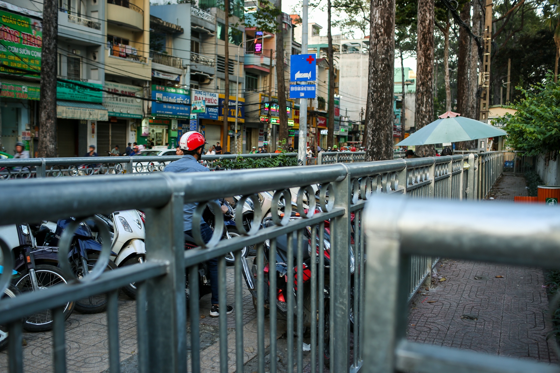 cac loai rao chan xe may tren via he sai gon anh 11