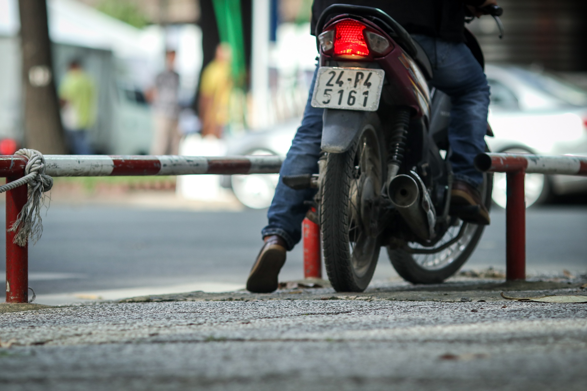 cac loai rao chan xe may tren via he sai gon anh 5