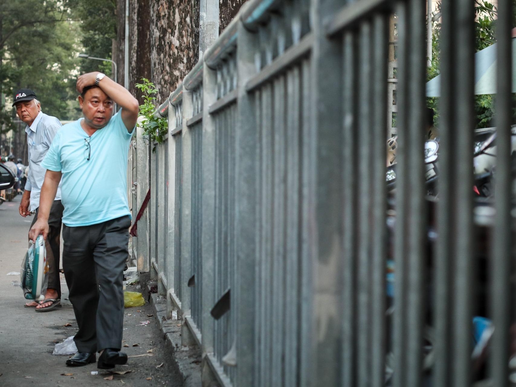 Muon kieu rao chan ngan xe may phong len via he o Sai Gon hinh anh