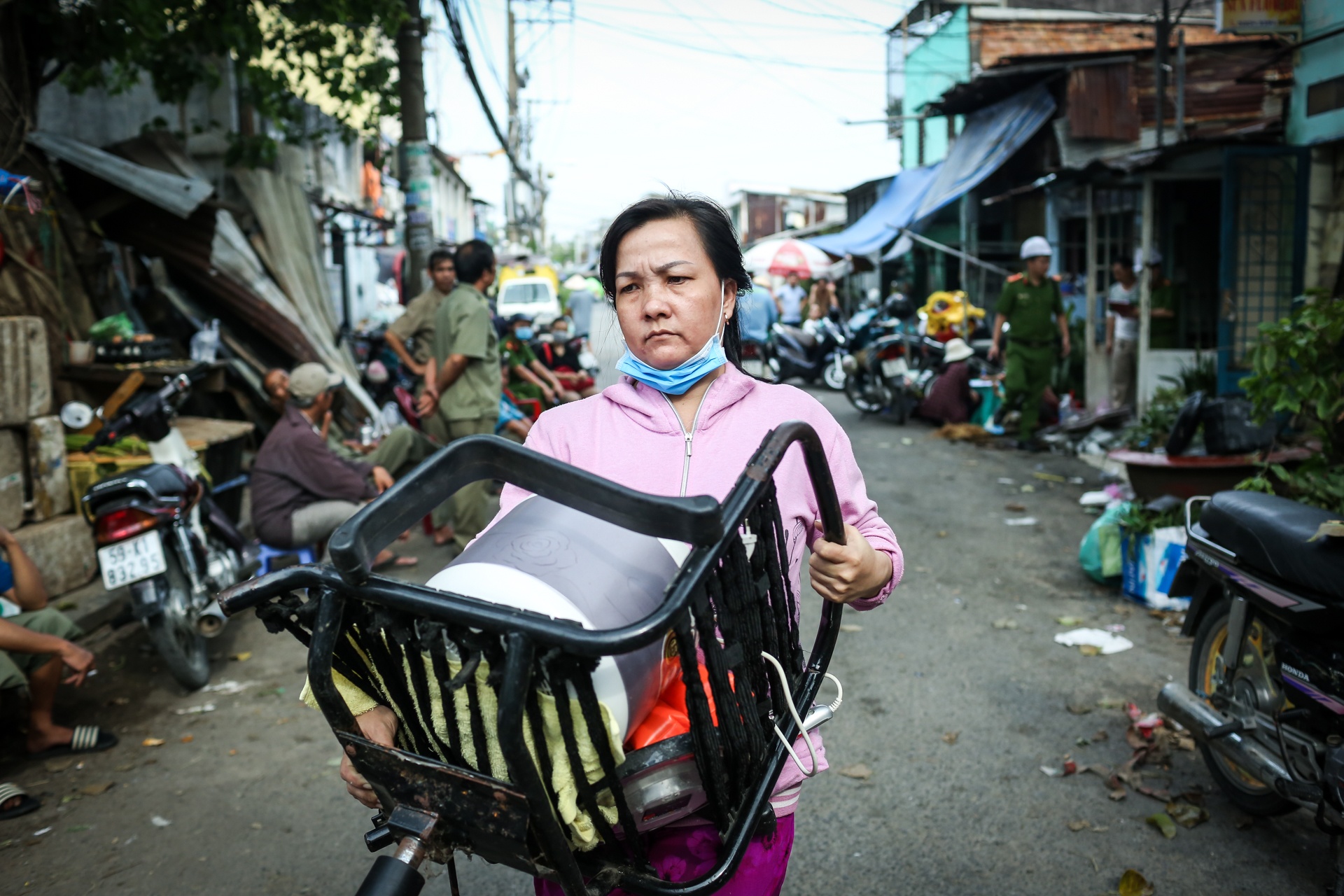 Chay ven kenh o Sai Gon anh 10