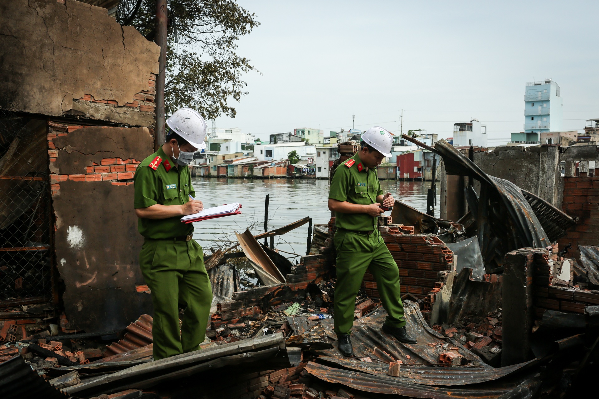 Chay ven kenh o Sai Gon anh 14