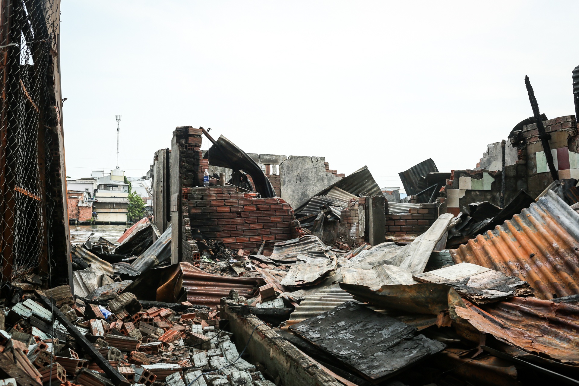 Chay ven kenh o Sai Gon anh 1