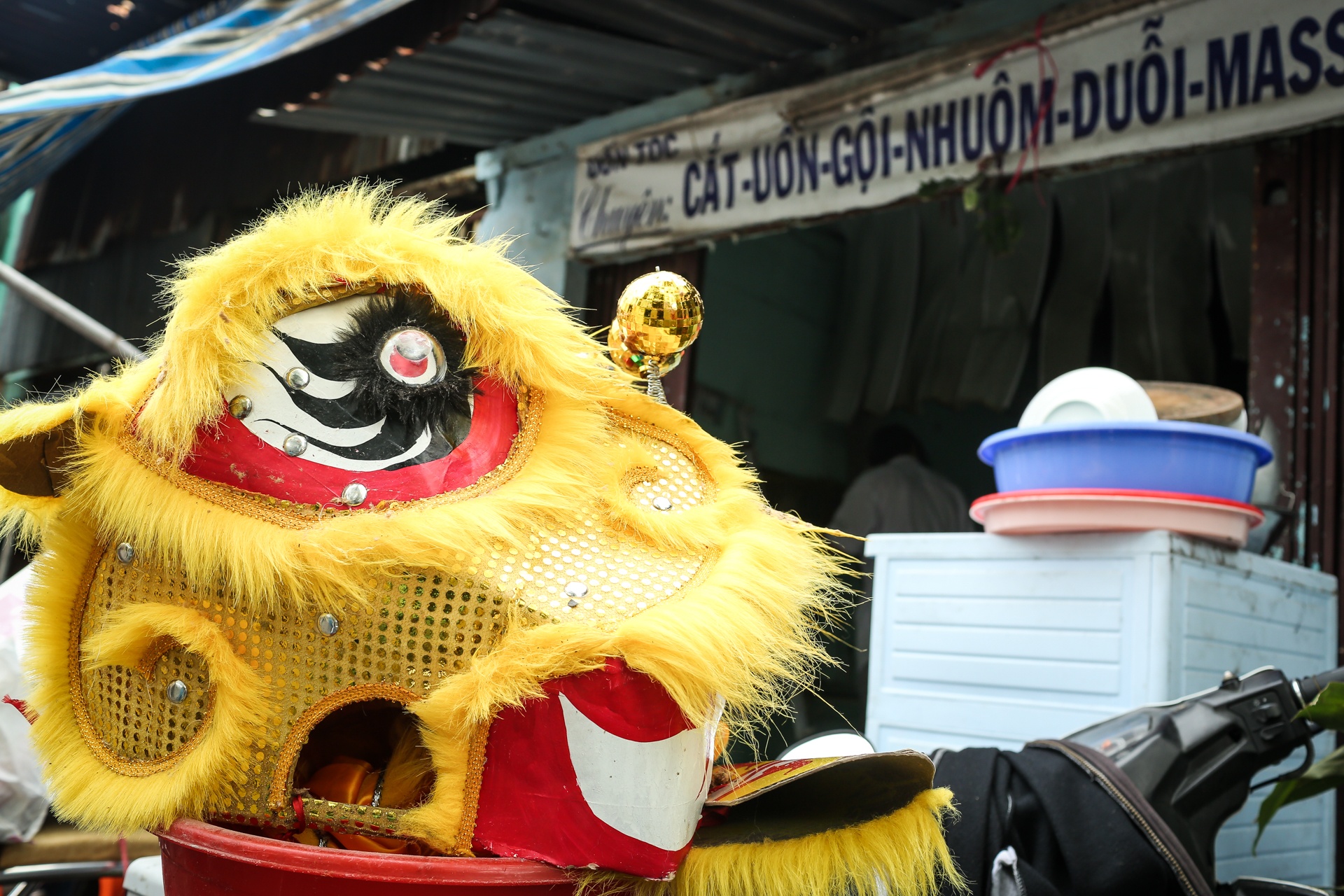 Chay ven kenh o Sai Gon anh 11