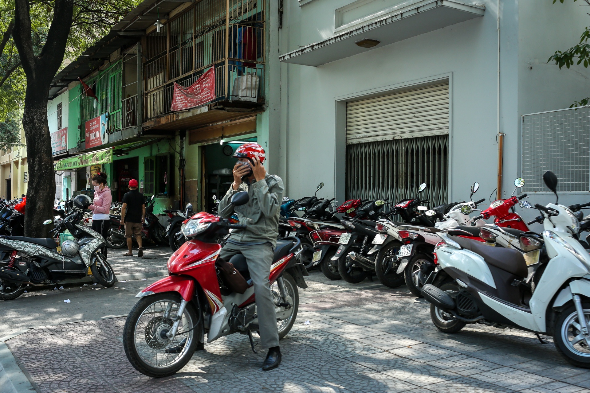 can canh cac bai giu xe tren via he quan 1 anh 1